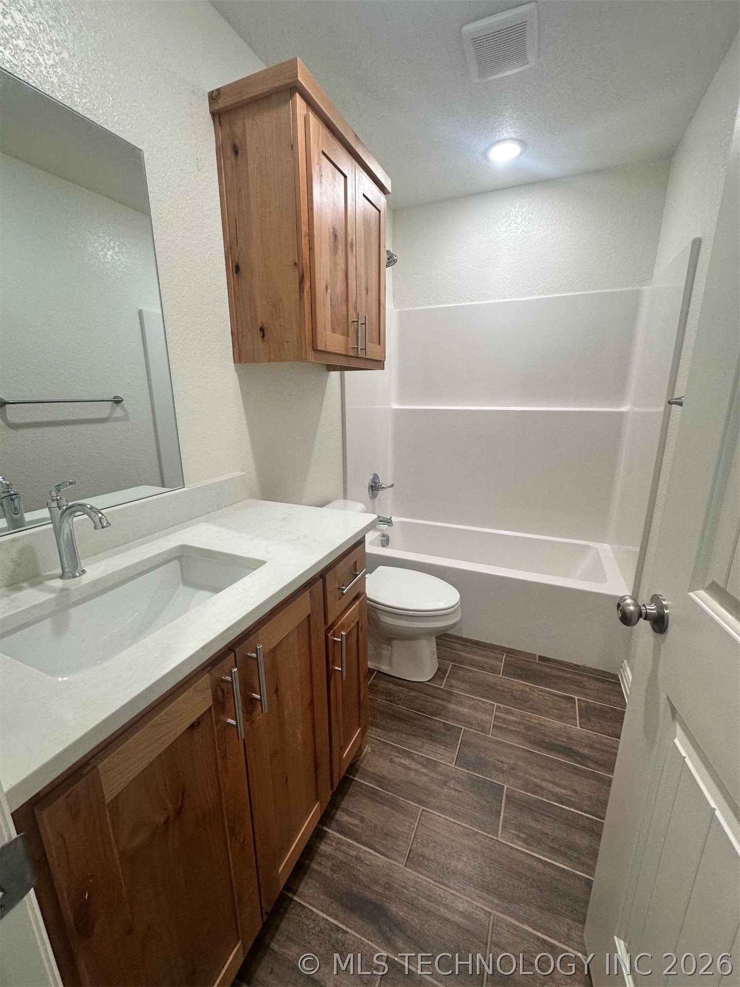 221 E Elm Street Property Photo 11