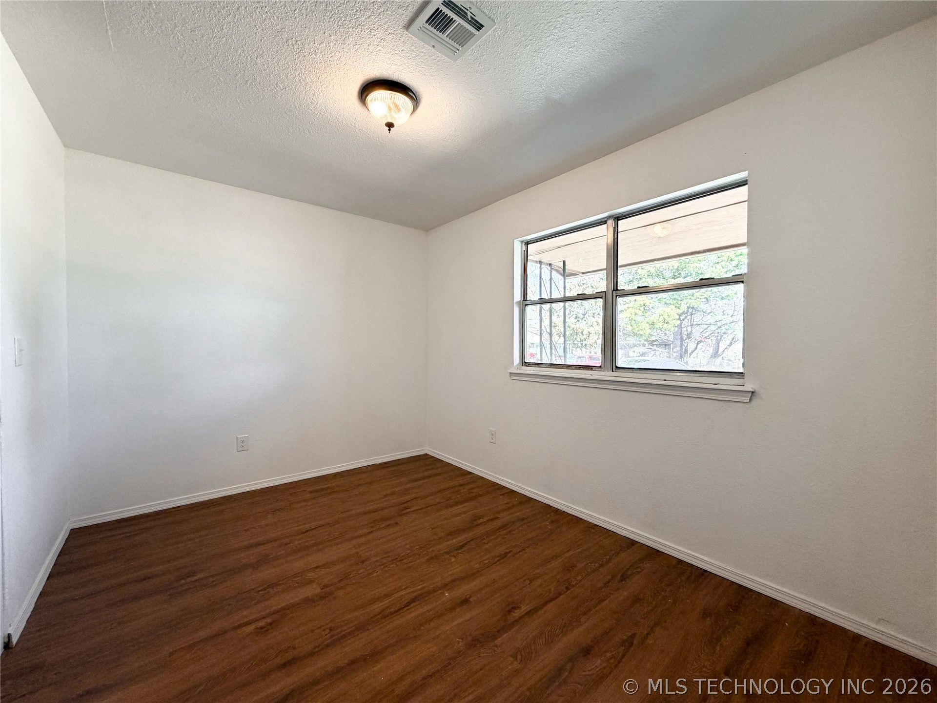422 E 24th Street Property Photo 4