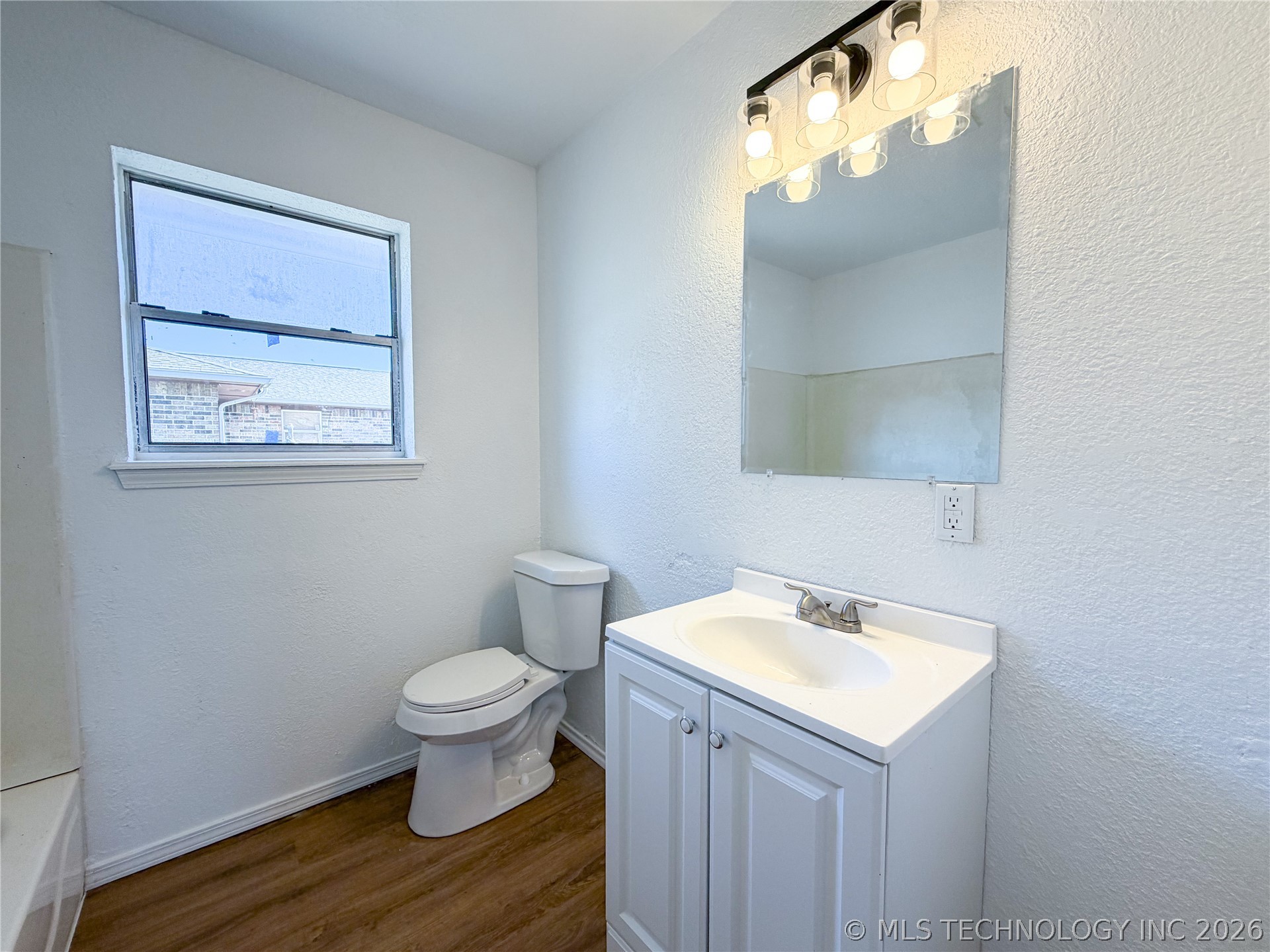 422 E 24th Street Property Photo 7