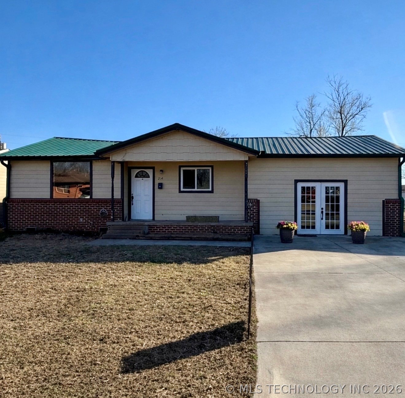214 E Pine Place Property Photo 1