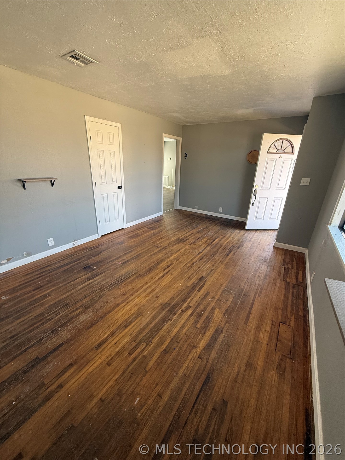 214 E Pine Place Property Photo 2