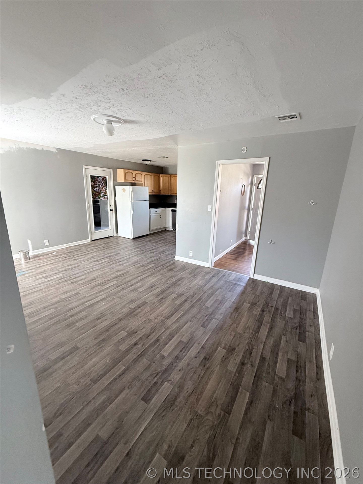 214 E Pine Place Property Photo 3