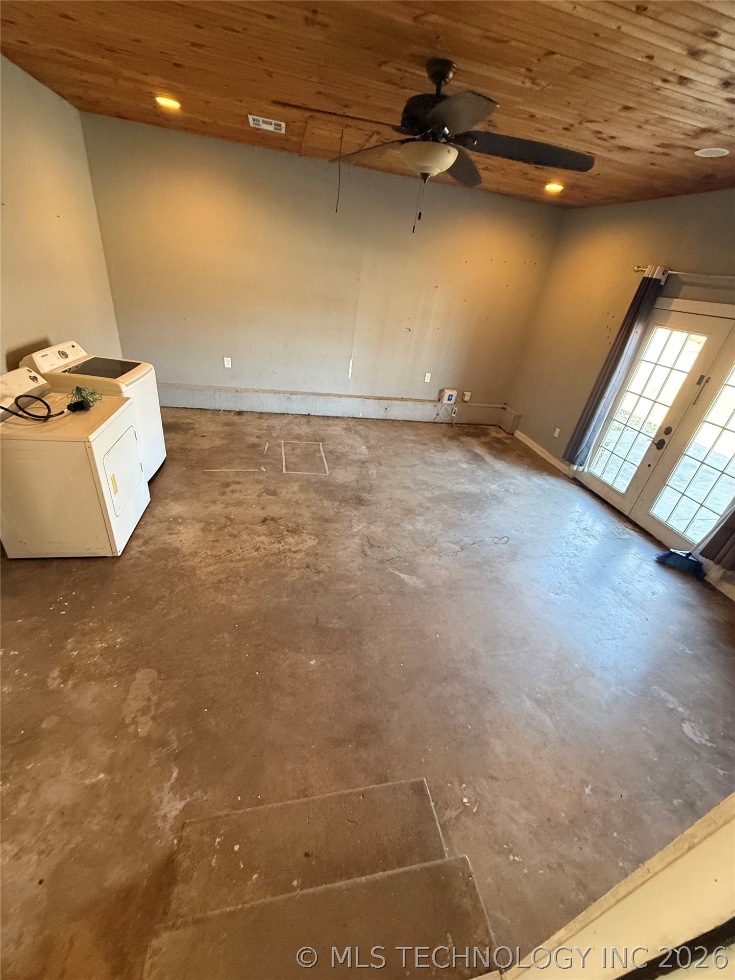 214 E Pine Place Property Photo 4