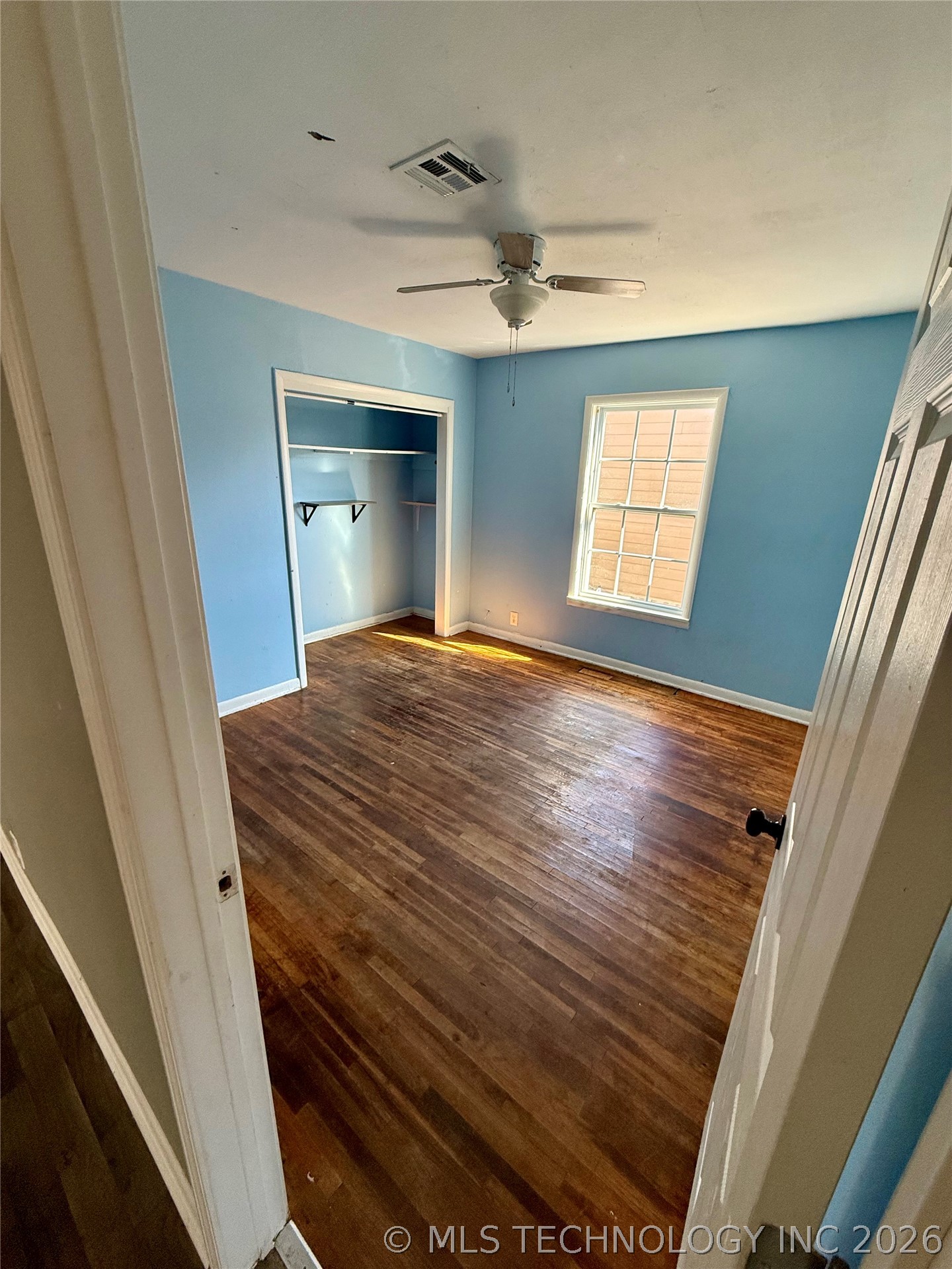 214 E Pine Place Property Photo 5