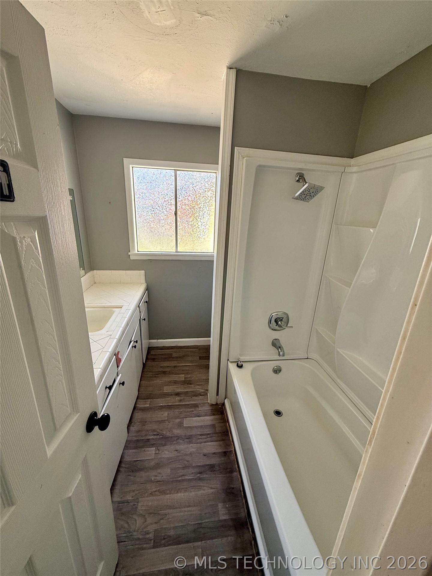 214 E Pine Place Property Photo 6