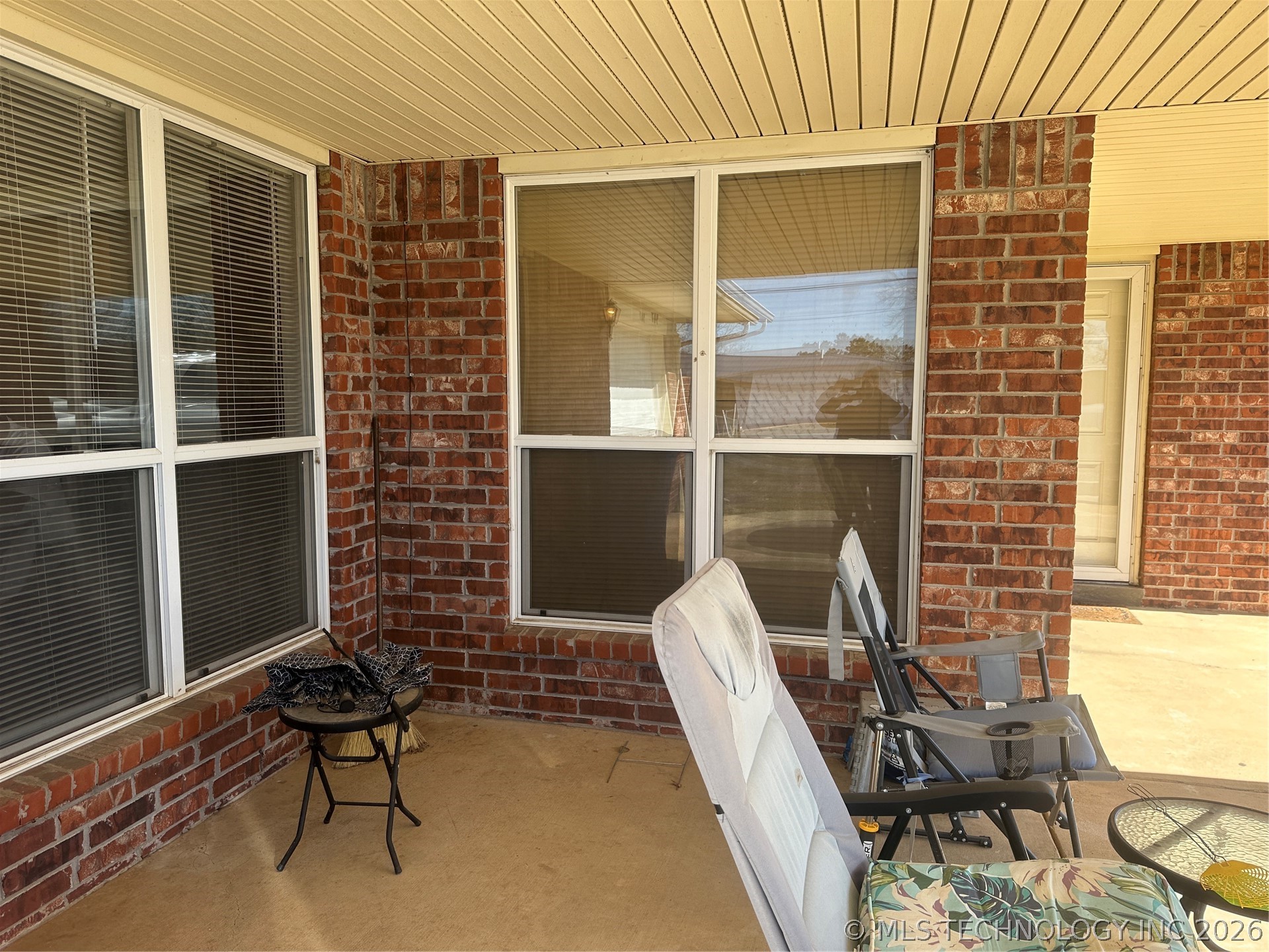 907 W Knisley Property Photo 3