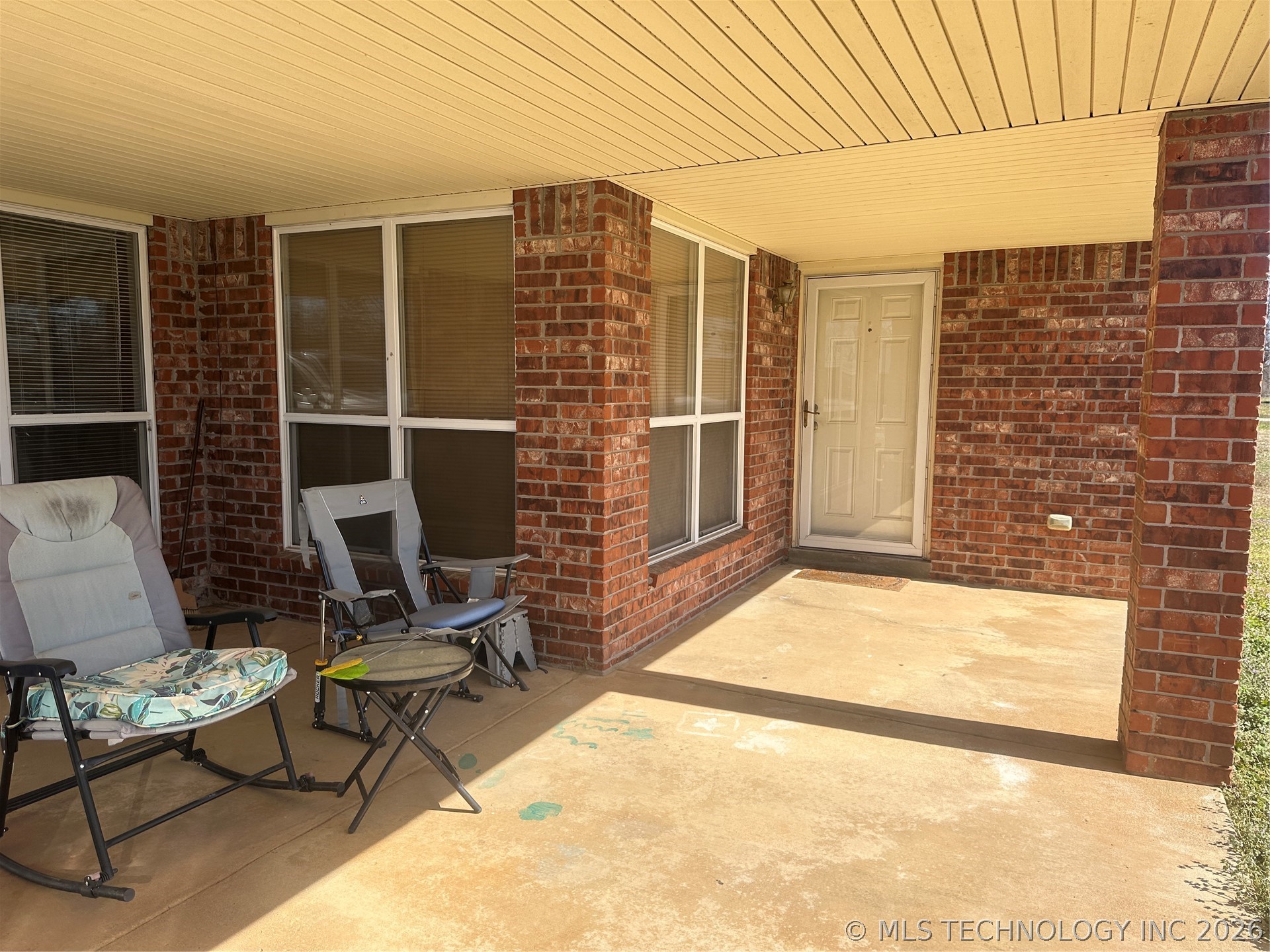 907 W Knisley Property Photo 4