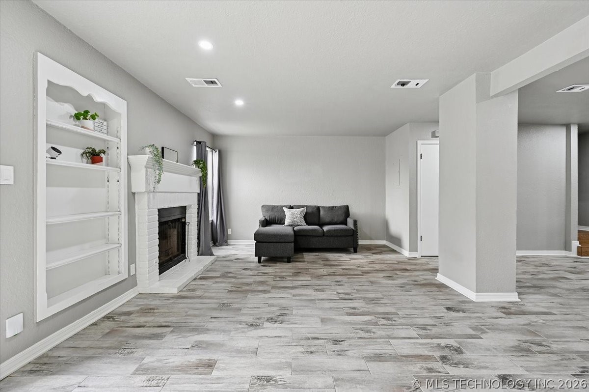 5519 S Atlanta Avenue 24 Property Photo 8