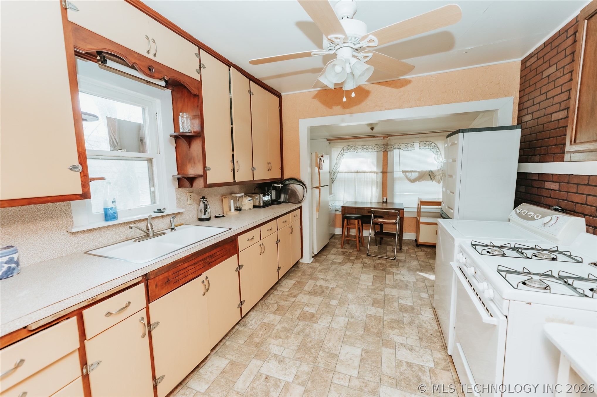 704 E Caddo Street Property Photo 4