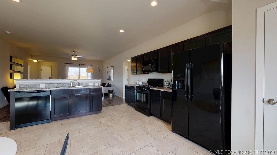 7205 S Maple Avenue Property Photo 6