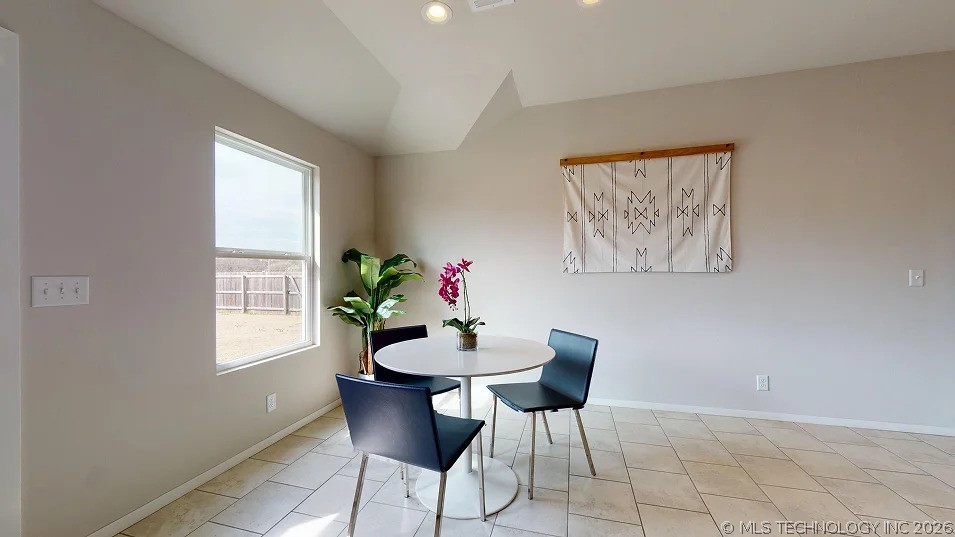 7205 S Maple Avenue Property Photo 8