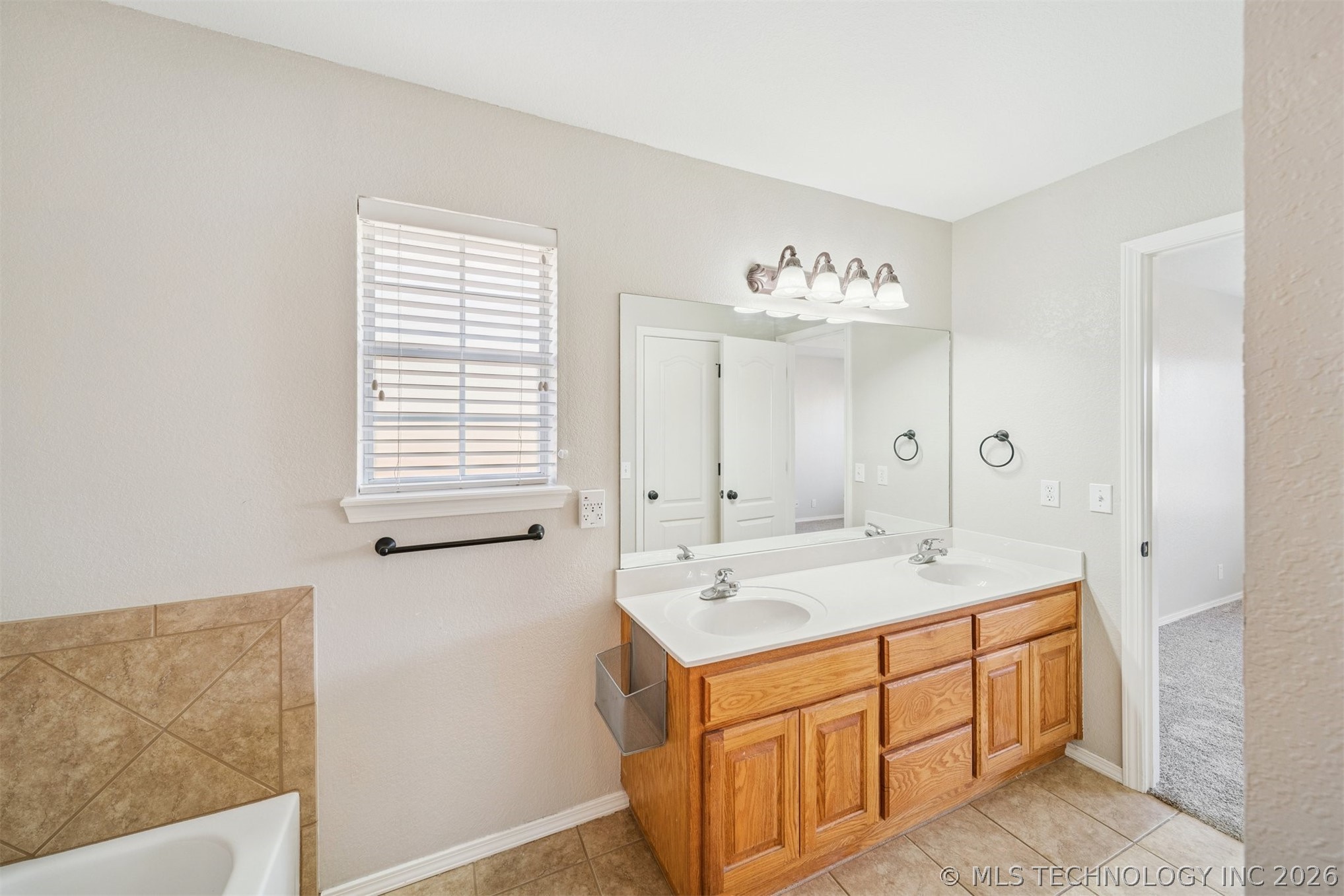 104 E Kansas Street Property Photo 16