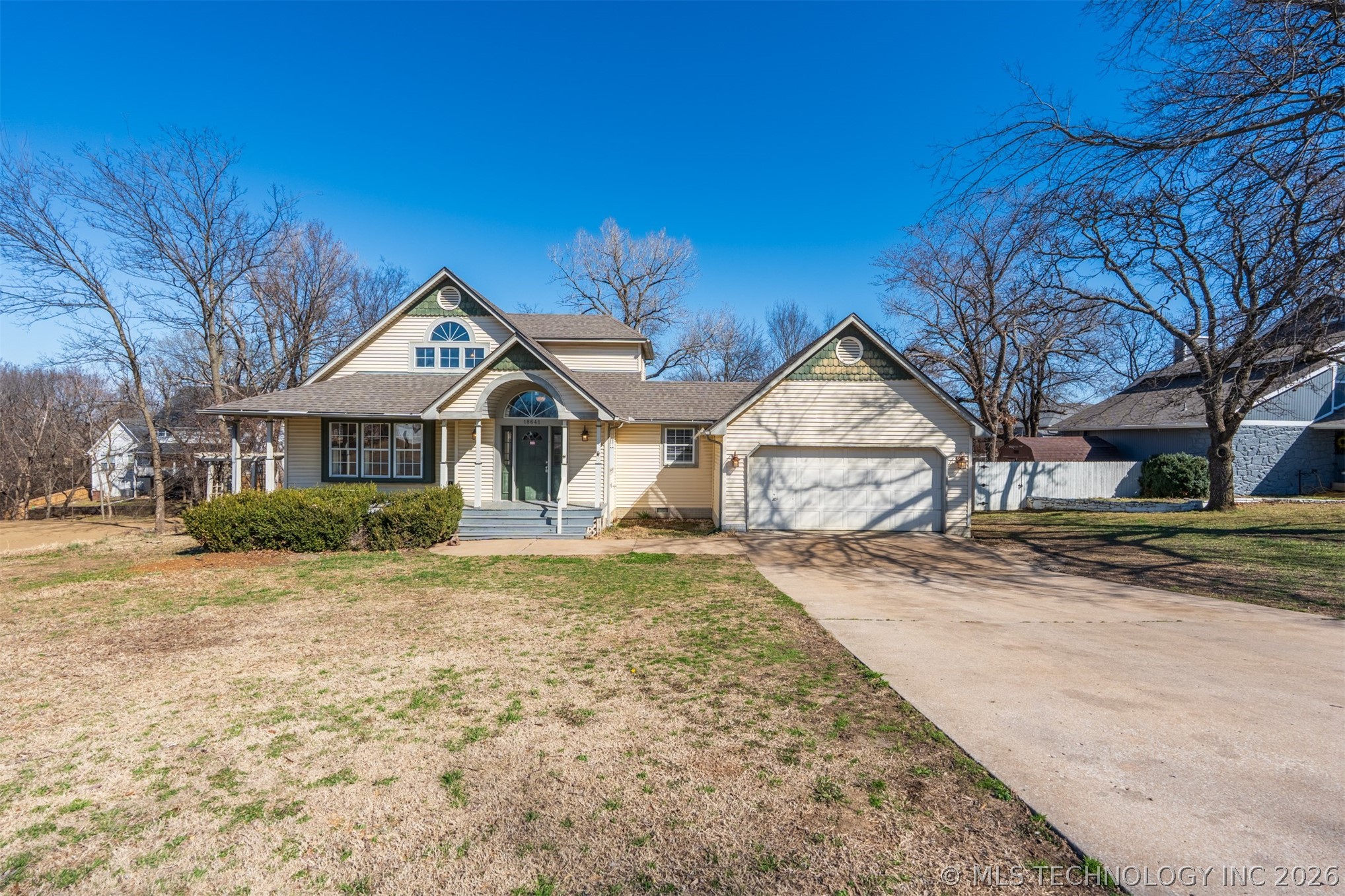 18641 Woodbriar Lane Property Photo 2