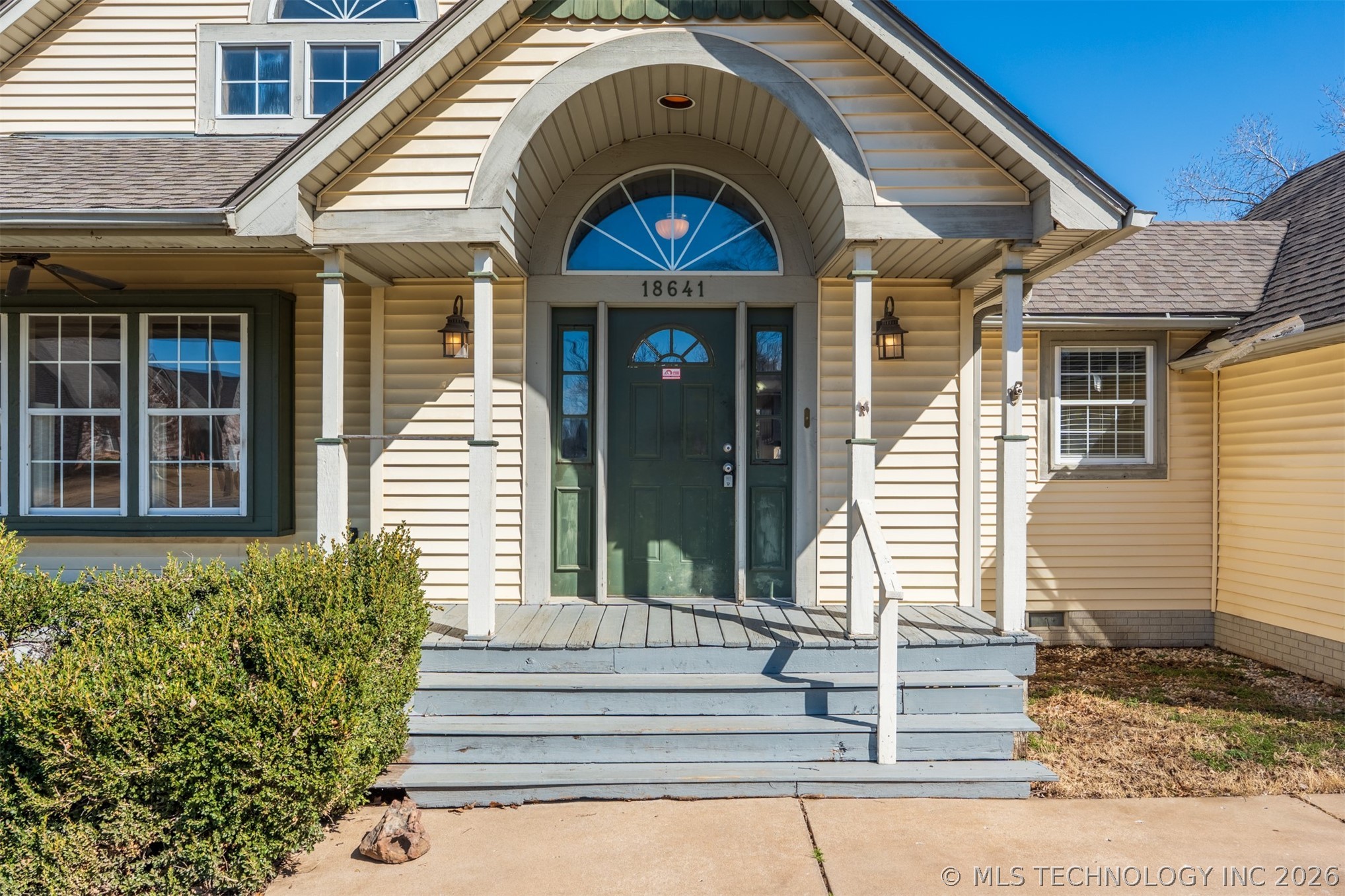 18641 Woodbriar Lane Property Photo 3