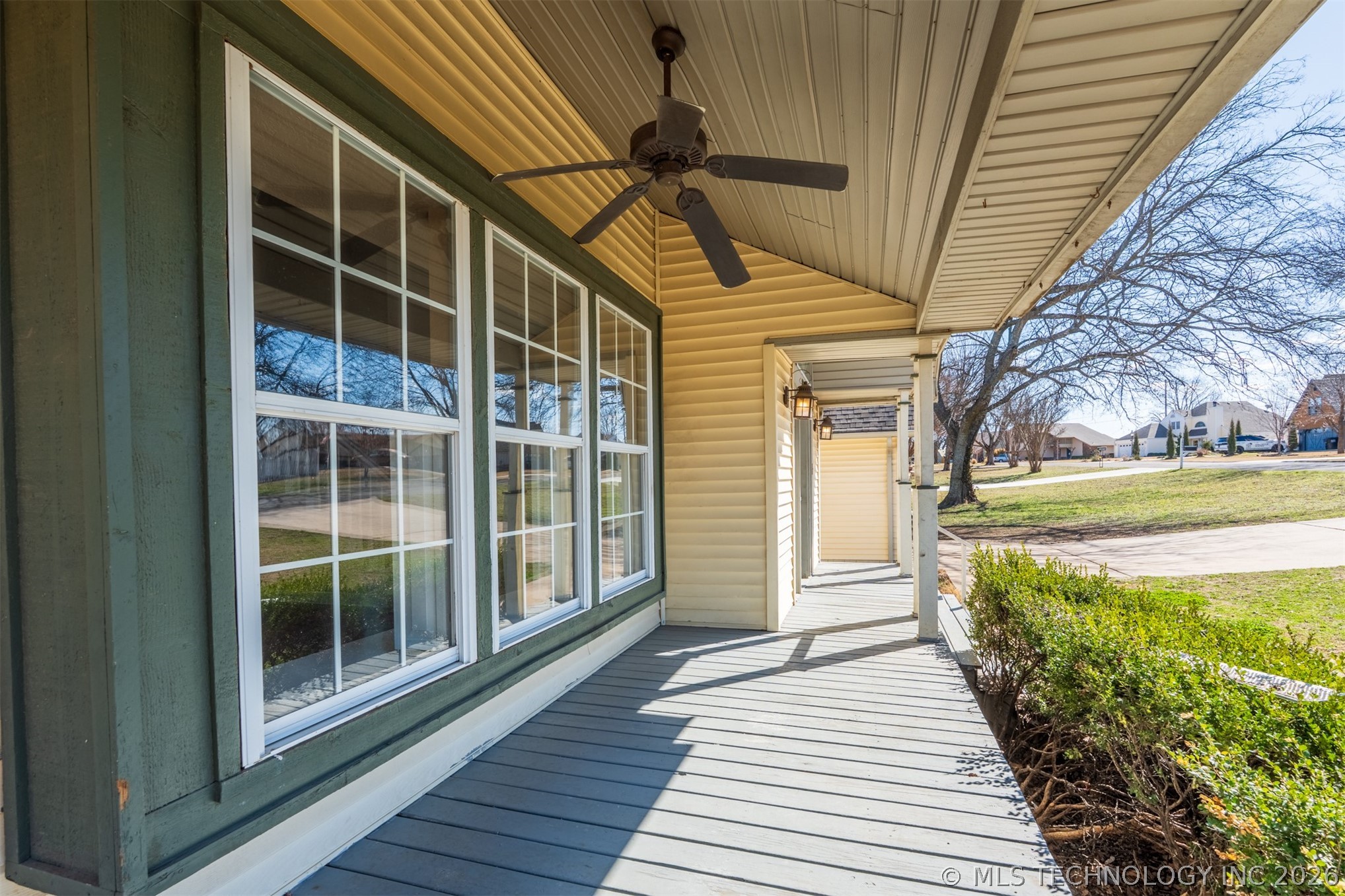 18641 Woodbriar Lane Property Photo 7