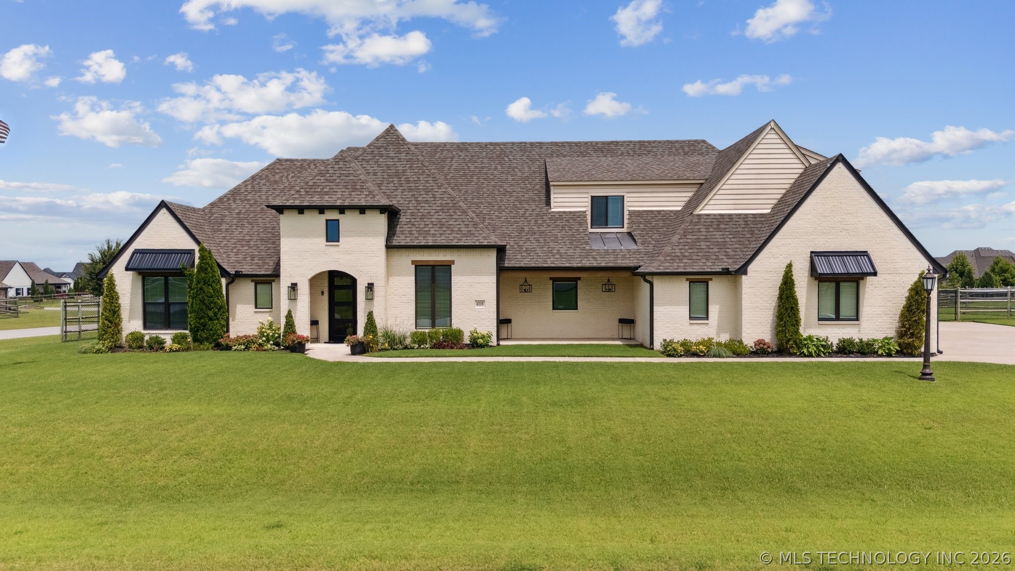 6110 N Creekwood Drive Property Photo 1