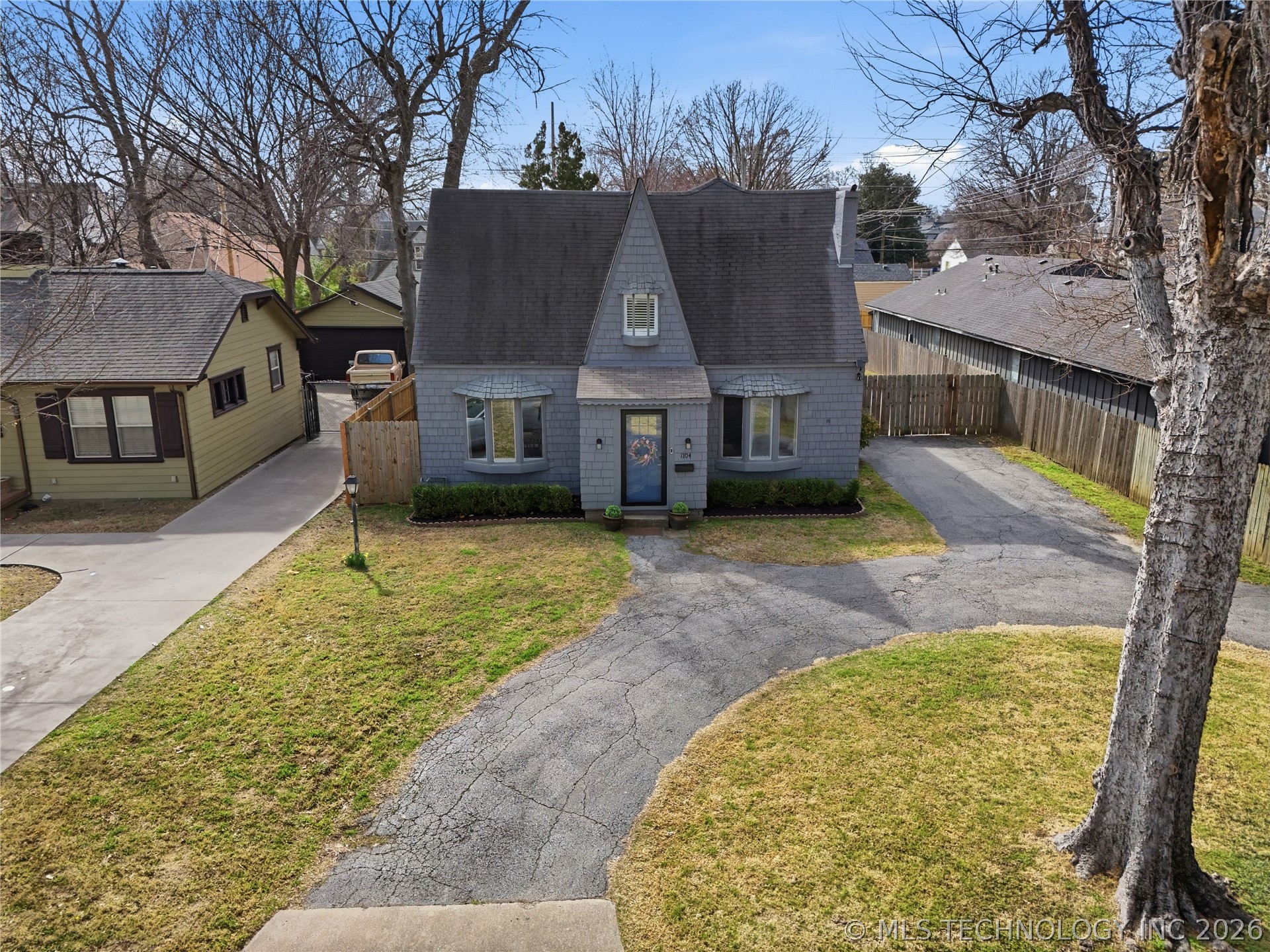 1104 E 35th Place Property Photo 2