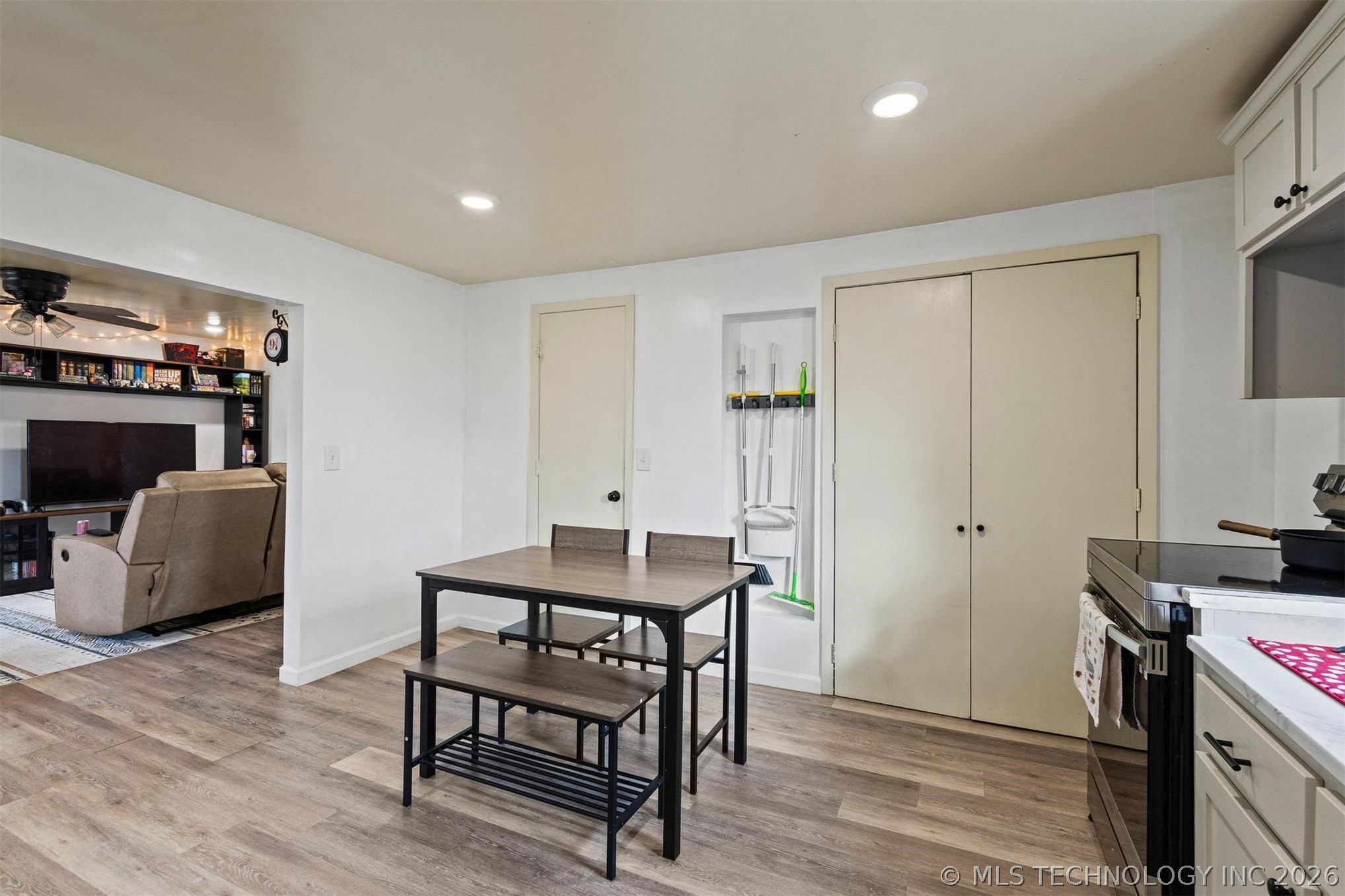 510 N Brackett Street Property Photo 11