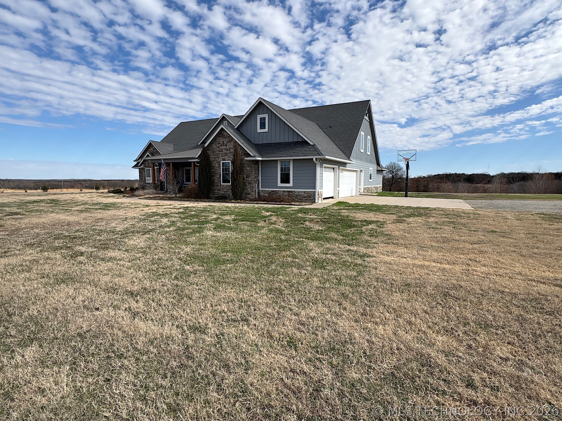2323 N Oak Grove Road Property Photo 5
