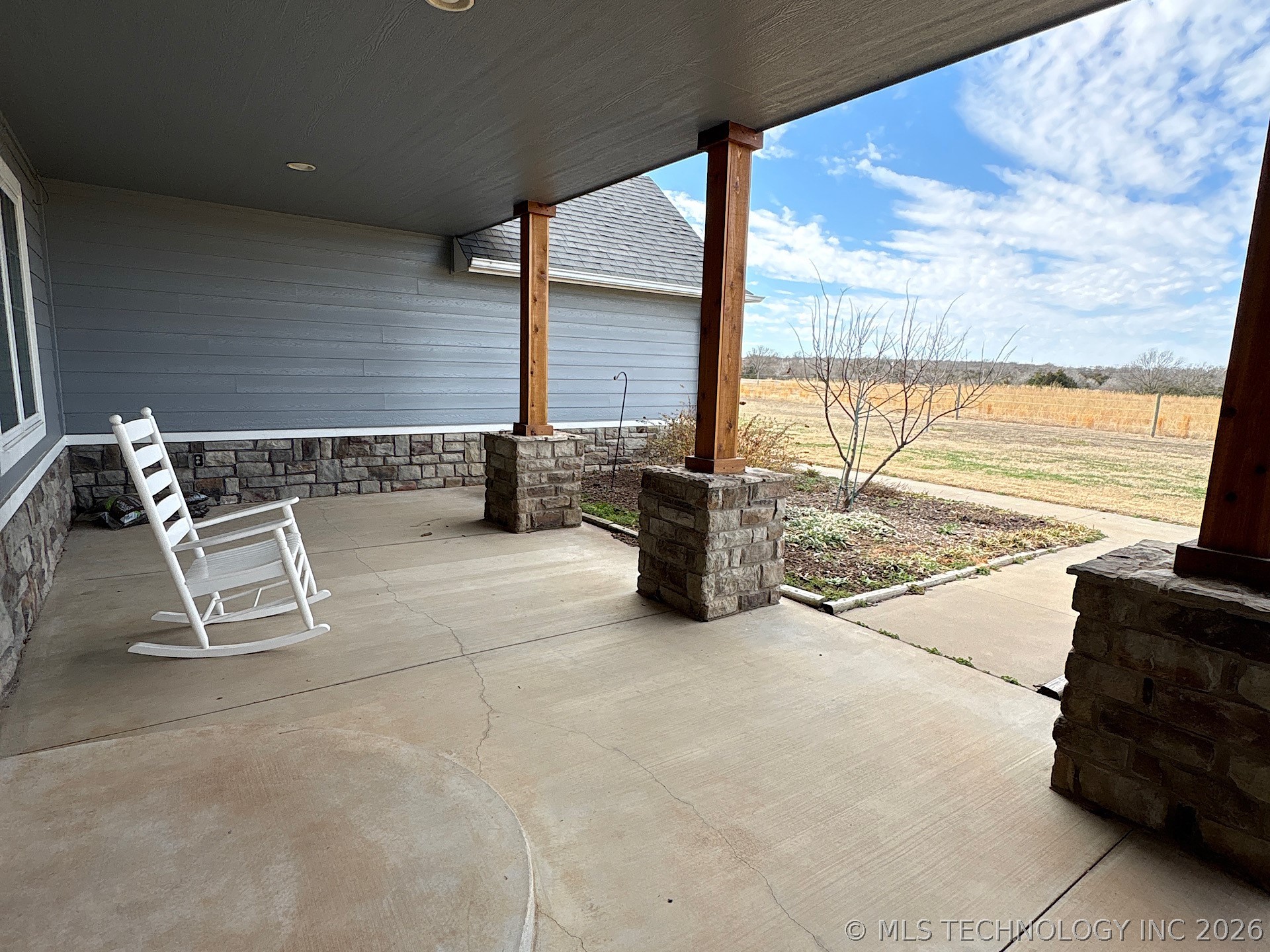 2323 N Oak Grove Road Property Photo 9