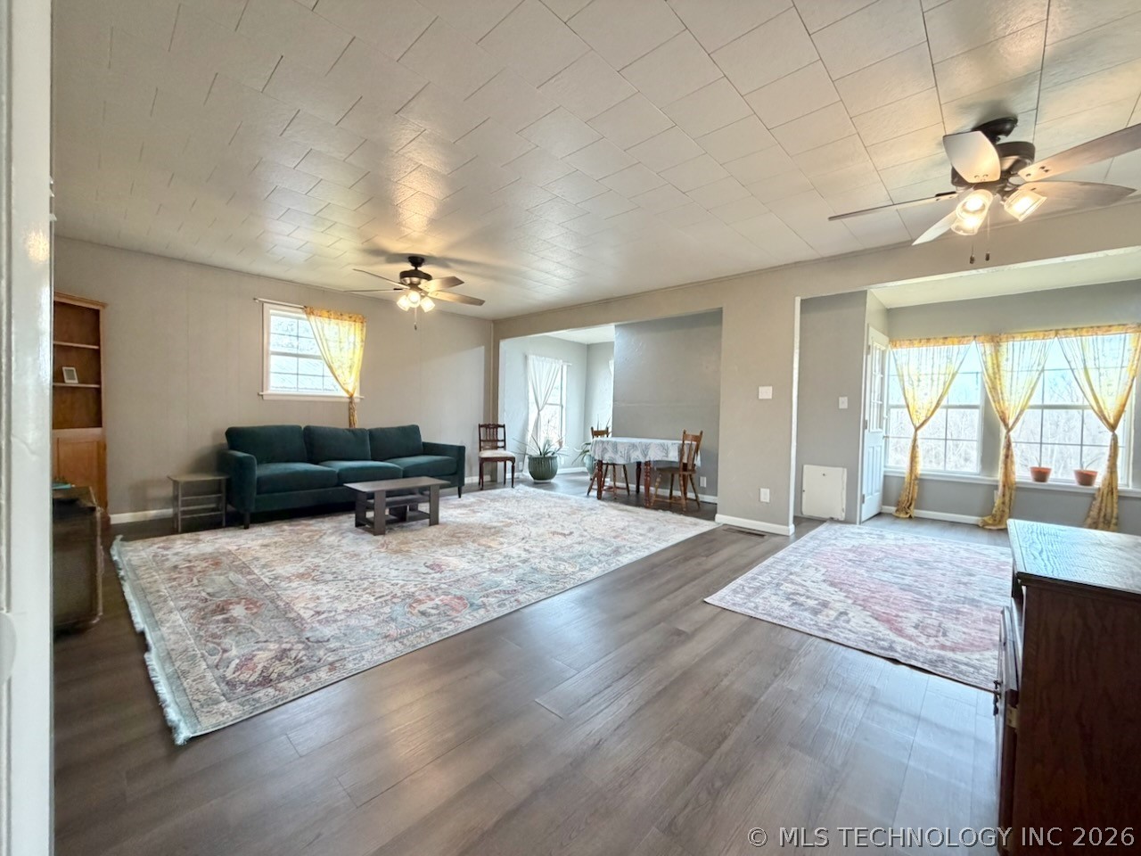 110 W Lakeshore Drive Property Photo 6