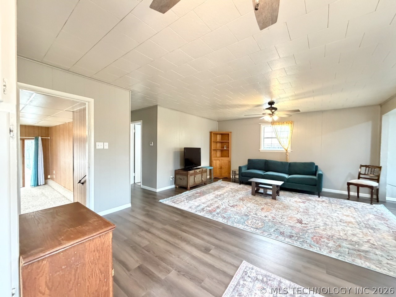 110 W Lakeshore Drive Property Photo 8
