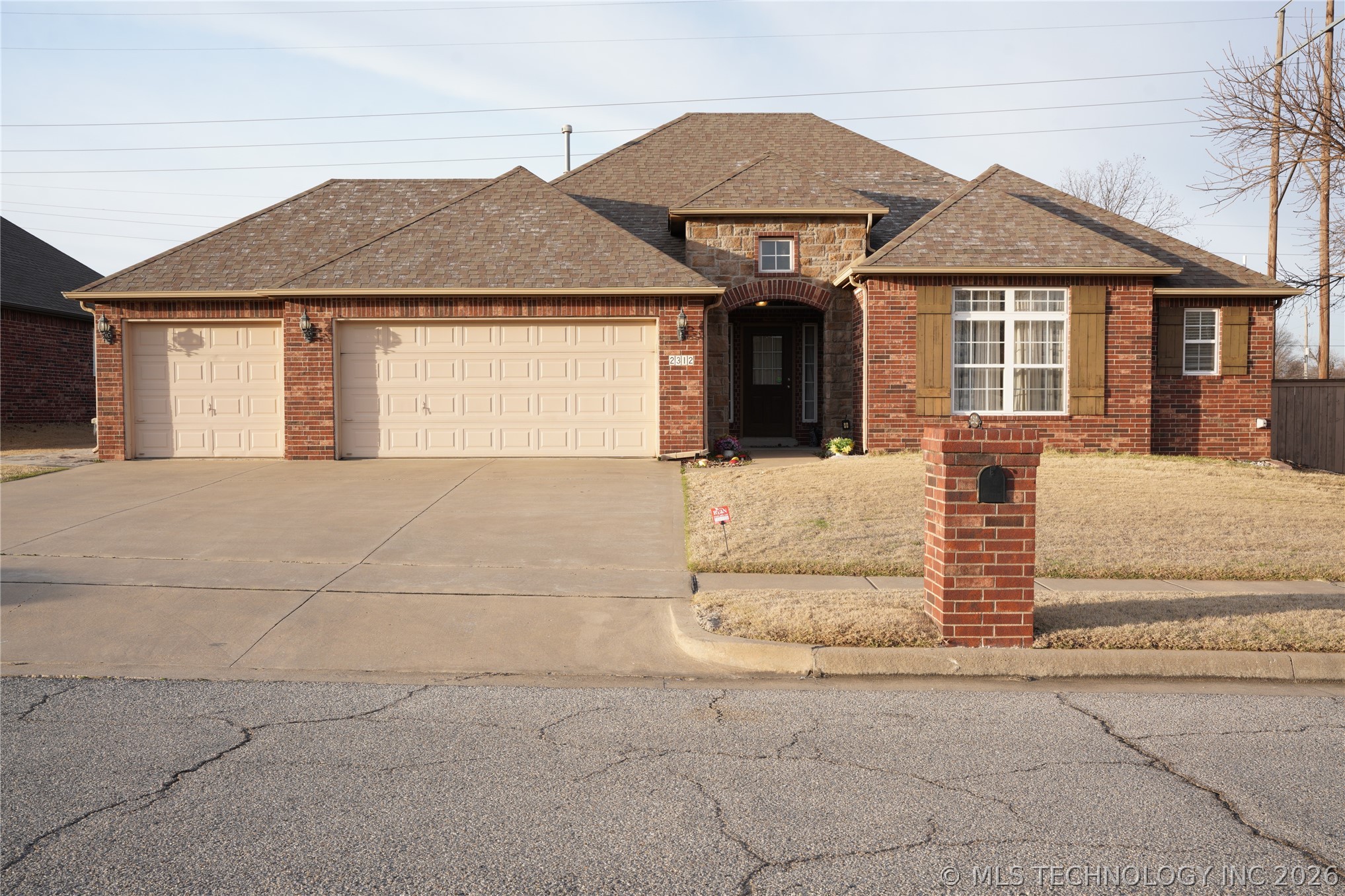 2312 E Queens Street Property Photo 1