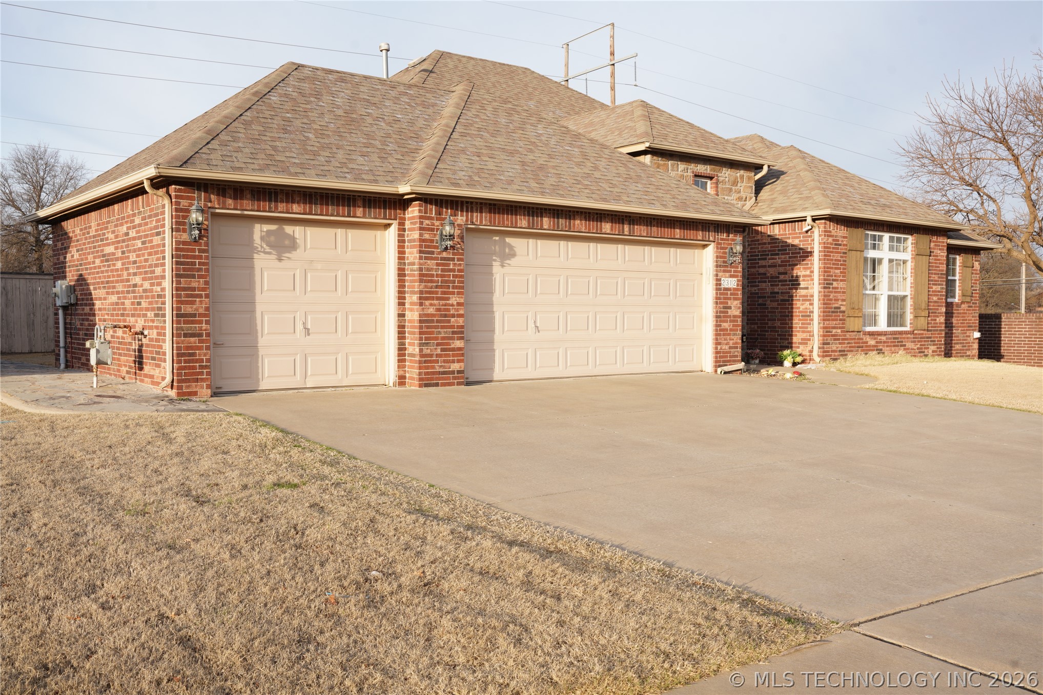 2312 E Queens Street Property Photo 2