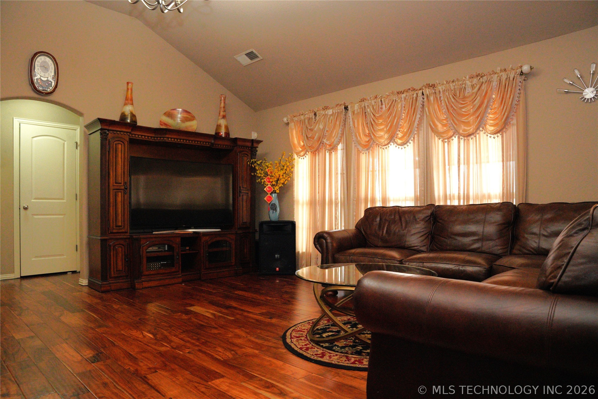 2312 E Queens Street Property Photo 5
