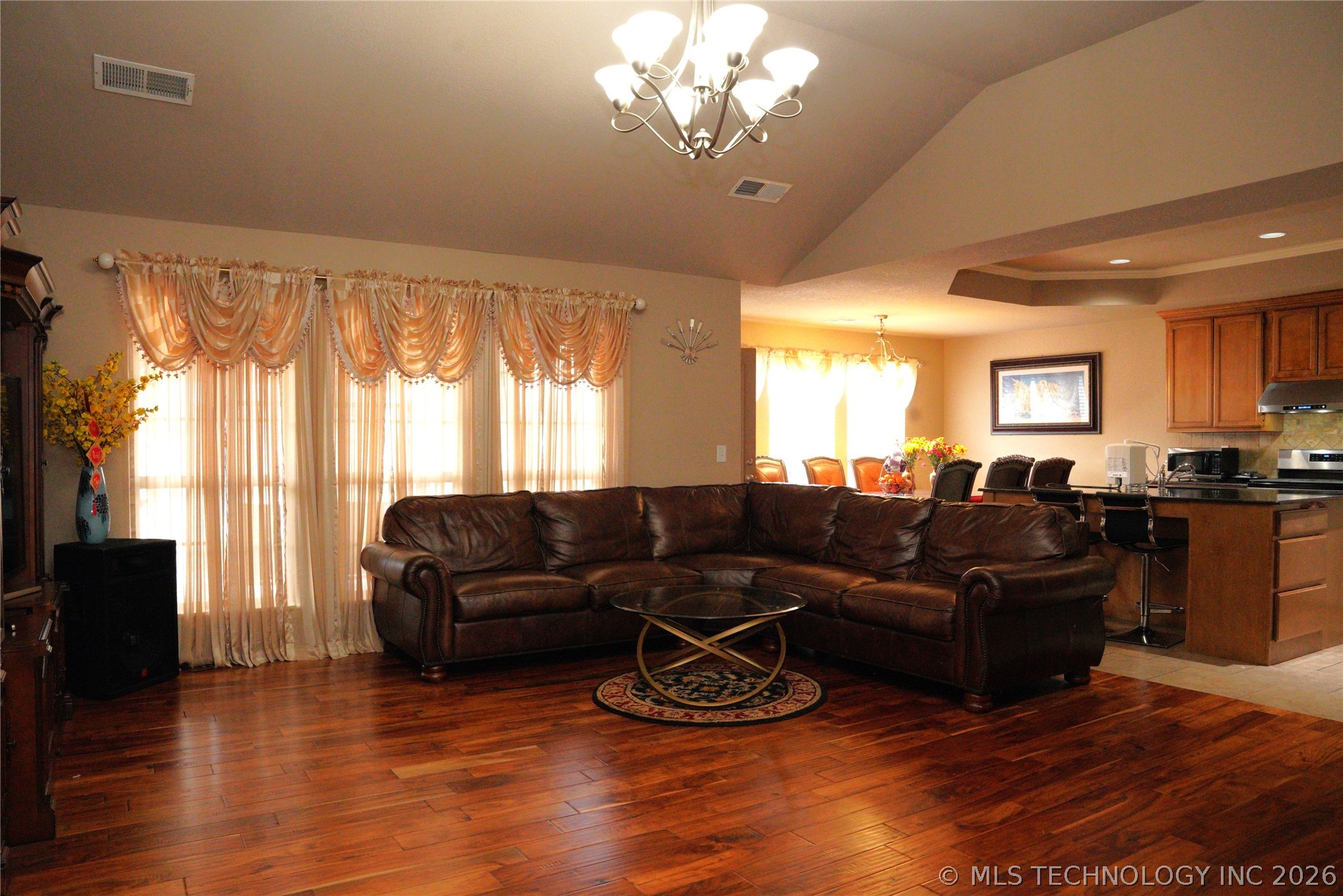 2312 E Queens Street Property Photo 6