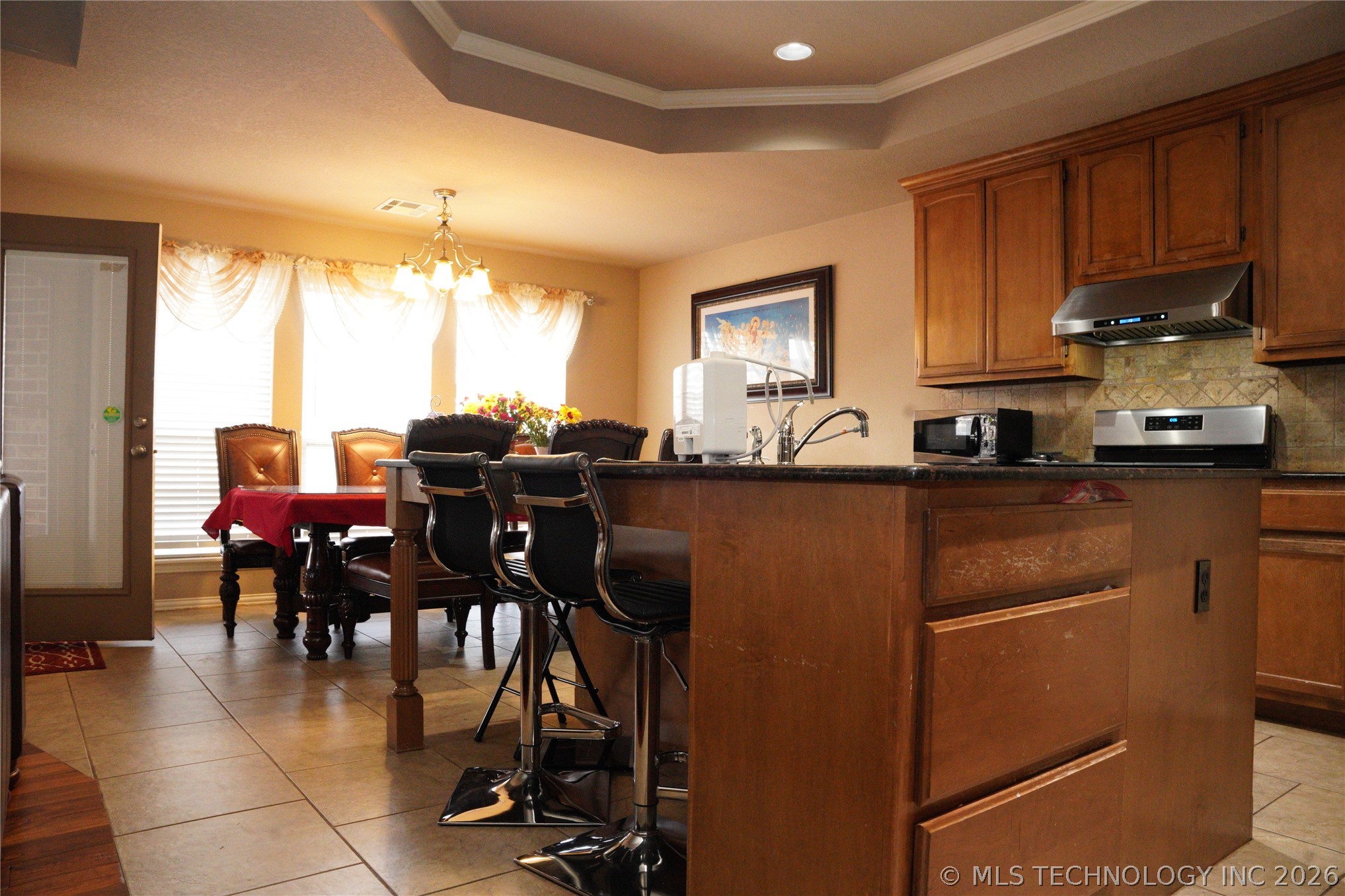 2312 E Queens Street Property Photo 8