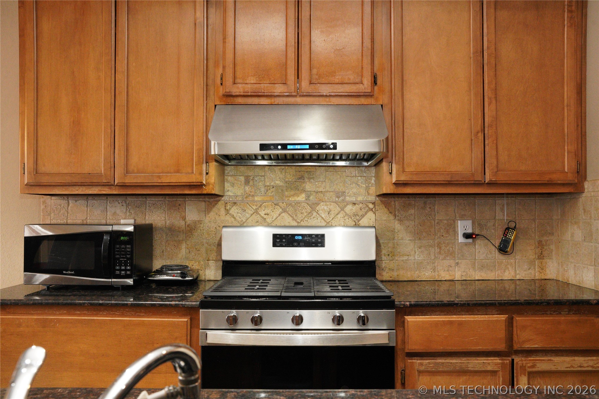 2312 E Queens Street Property Photo 9