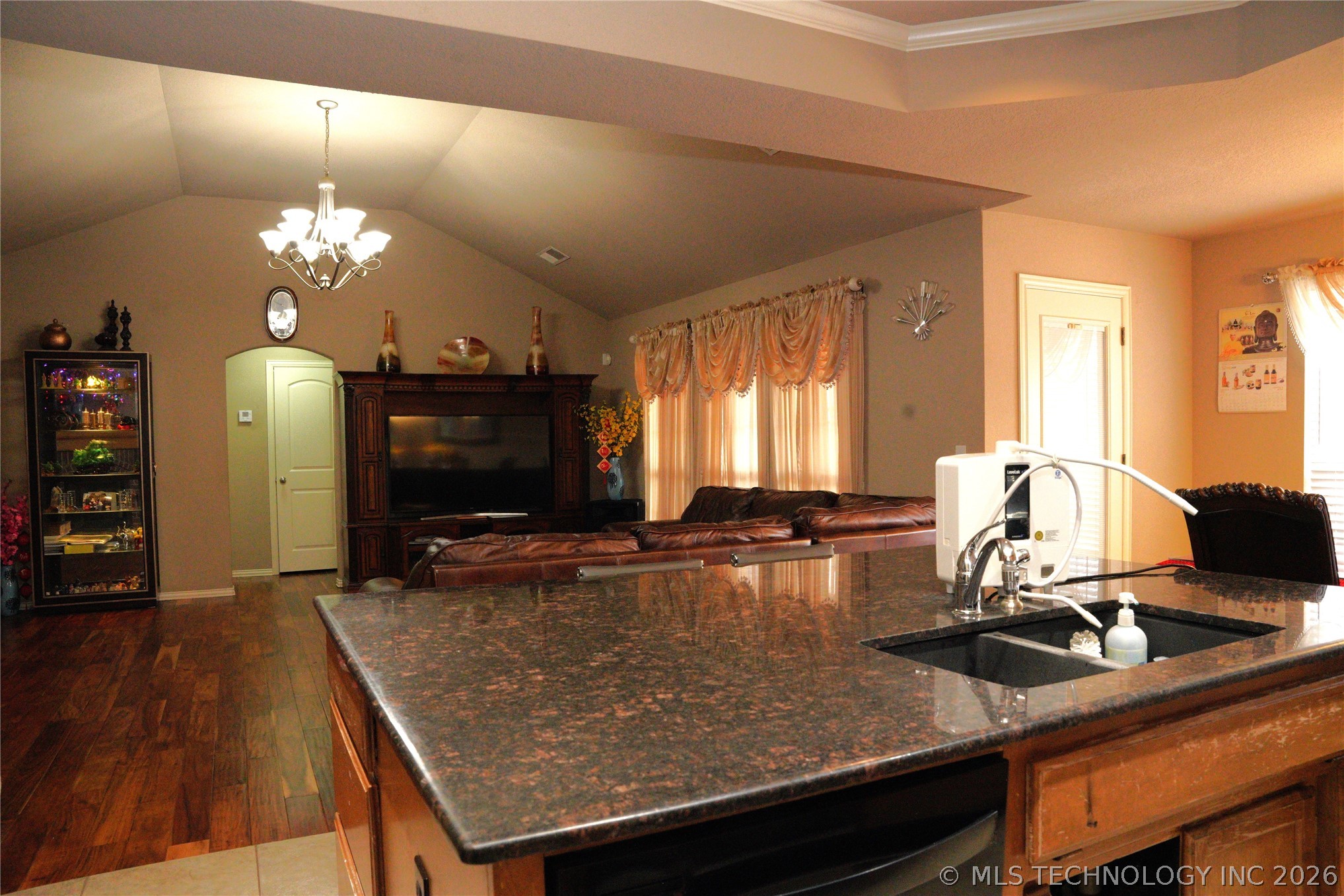 2312 E Queens Street Property Photo 12