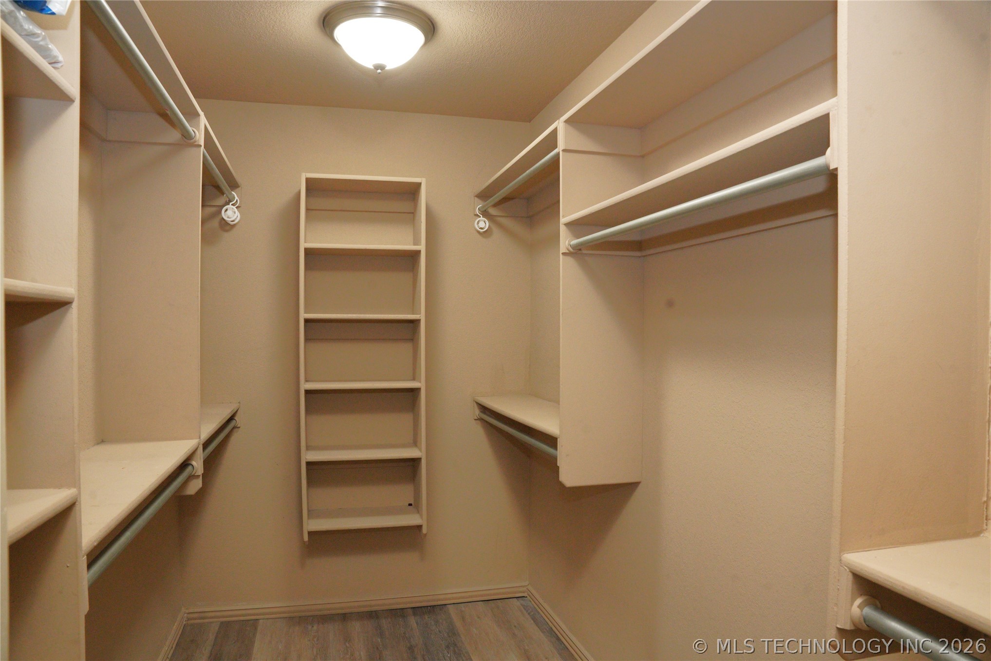 2312 E Queens Street Property Photo 18