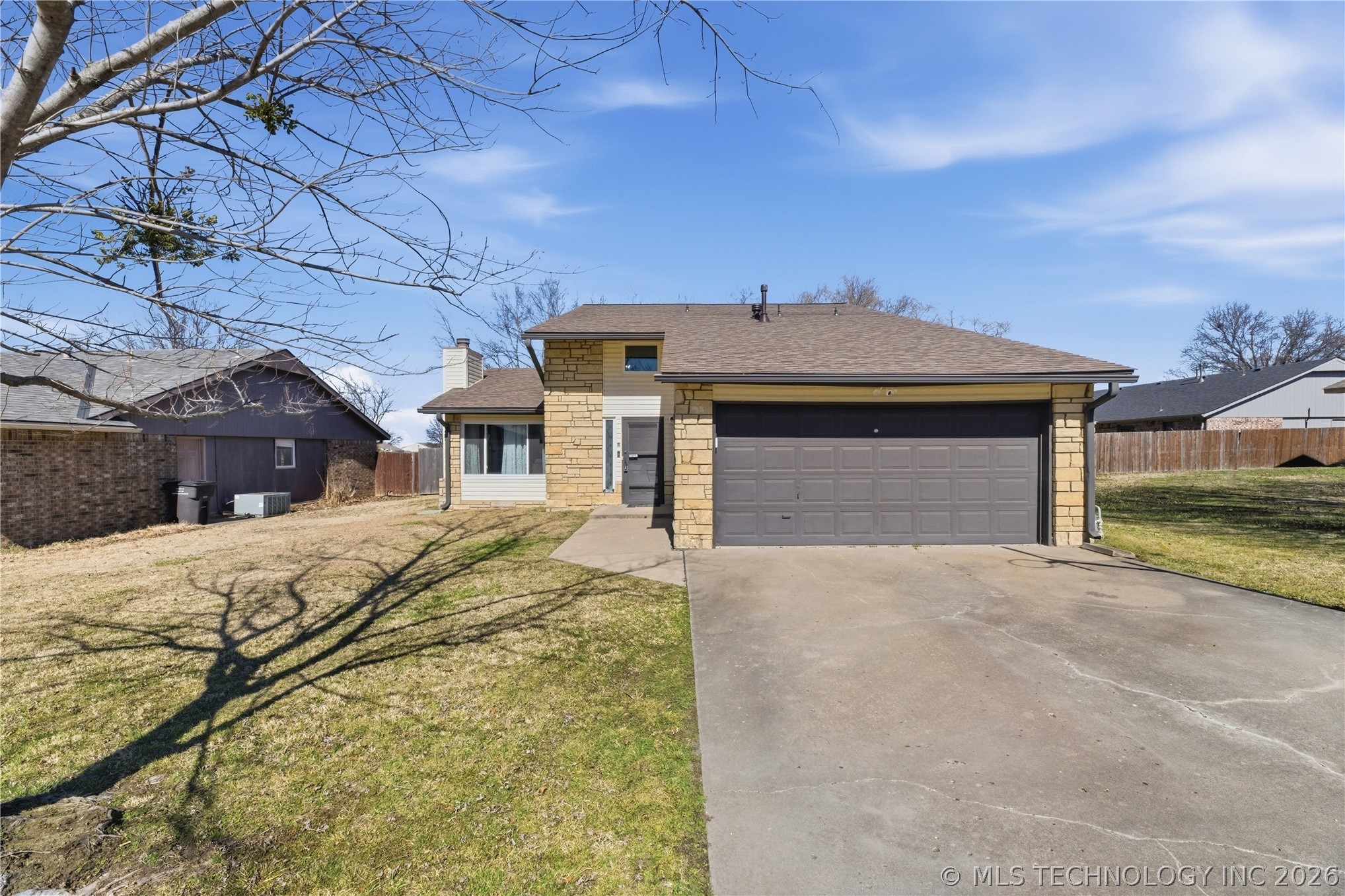 7209 S Peach Avenue Property Photo 1