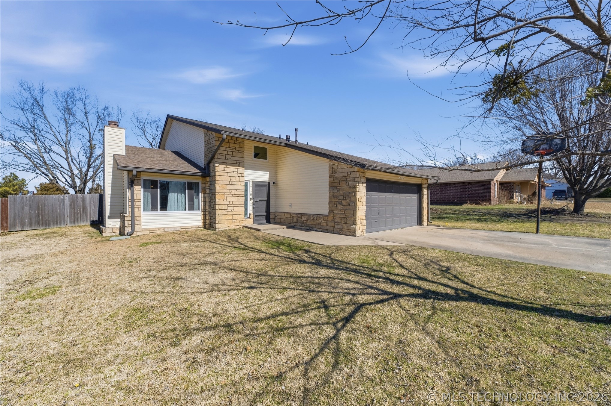 7209 S Peach Avenue Property Photo 2