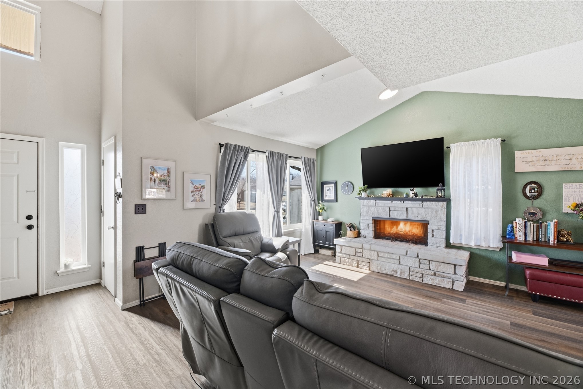 7209 S Peach Avenue Property Photo 7