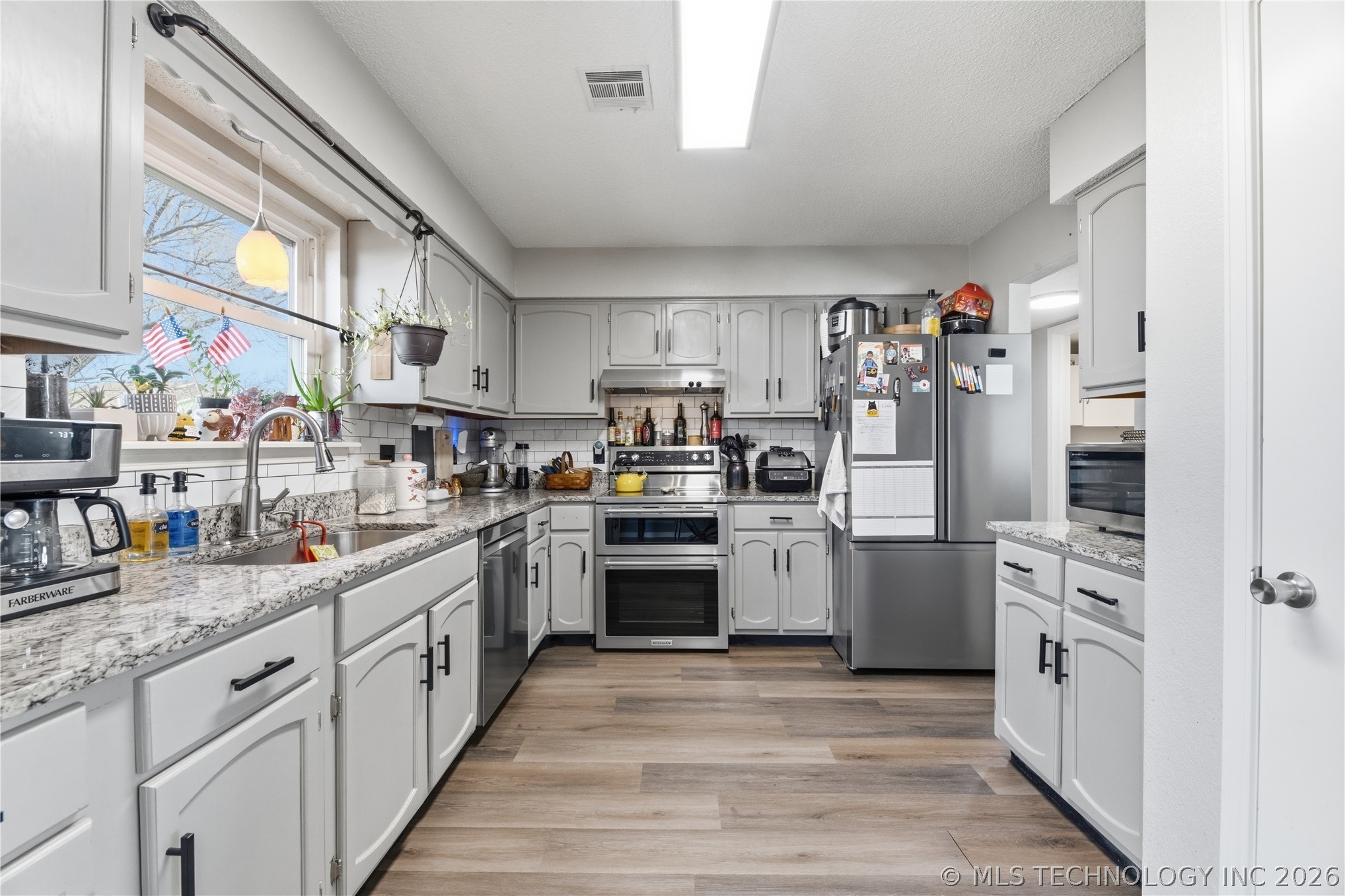 7209 S Peach Avenue Property Photo 8