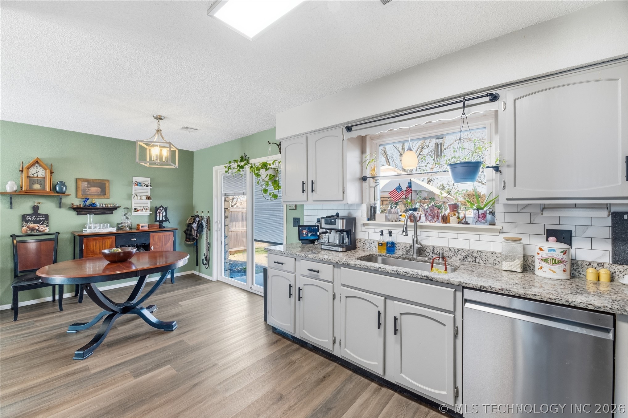7209 S Peach Avenue Property Photo 9