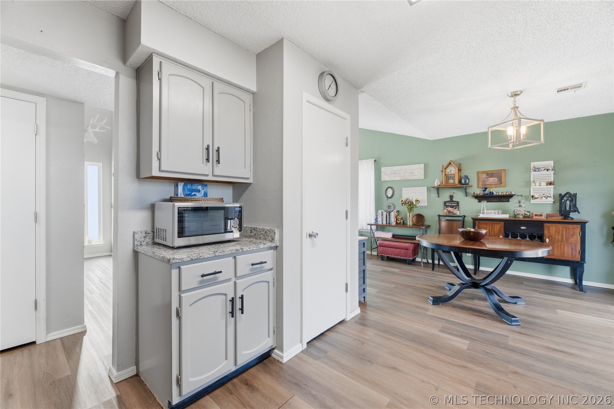 7209 S Peach Avenue Property Photo 11