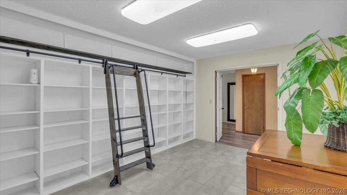 4009 S Maple Avenue Property Photo 4
