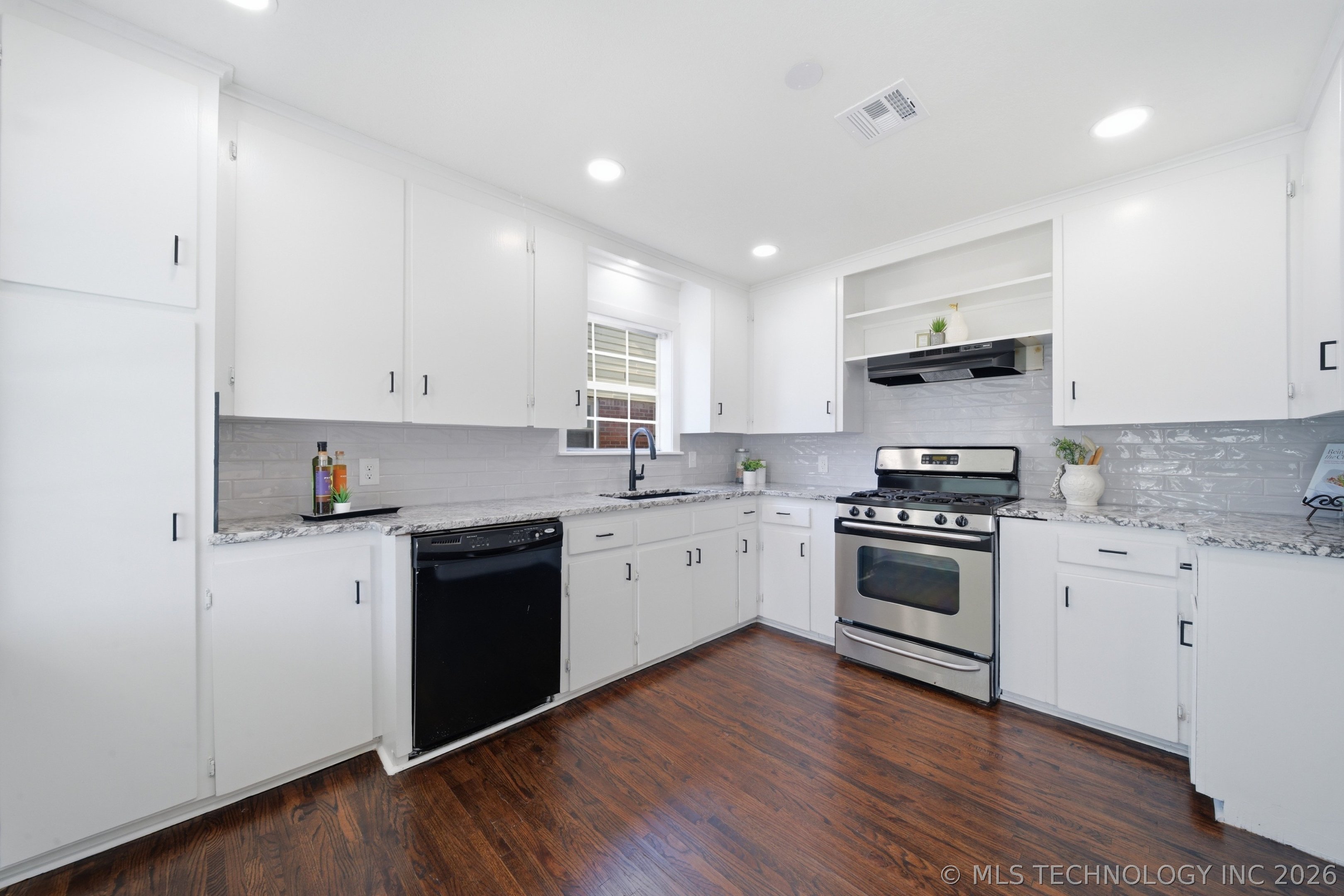 1538 E 53rd Street Property Photo 16