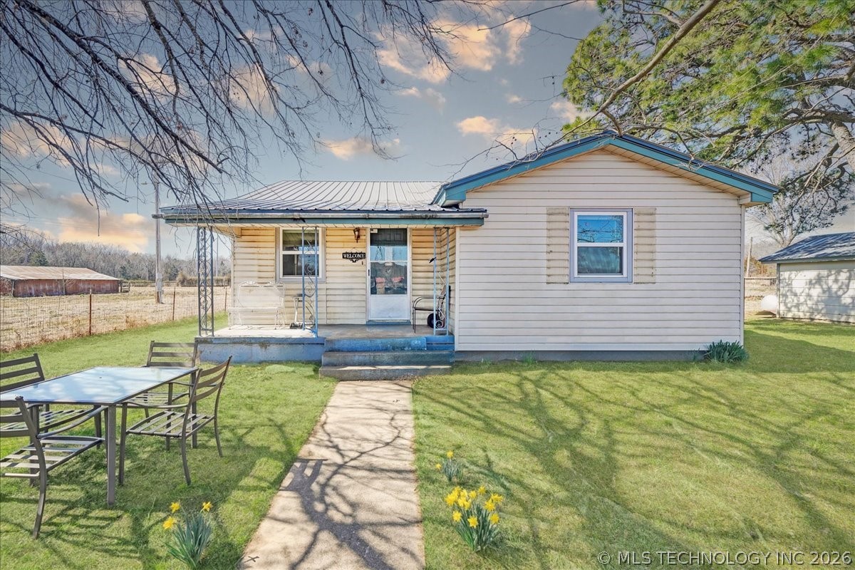 470025 Highway 101 Property Photo 1