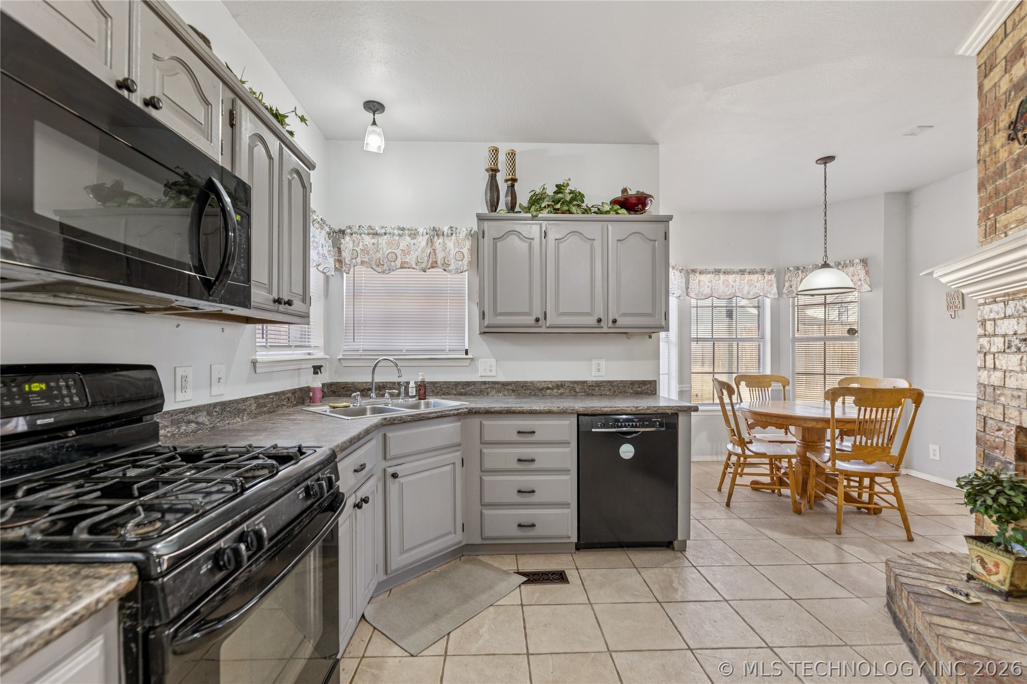 1204 N Willow Avenue Property Photo 2