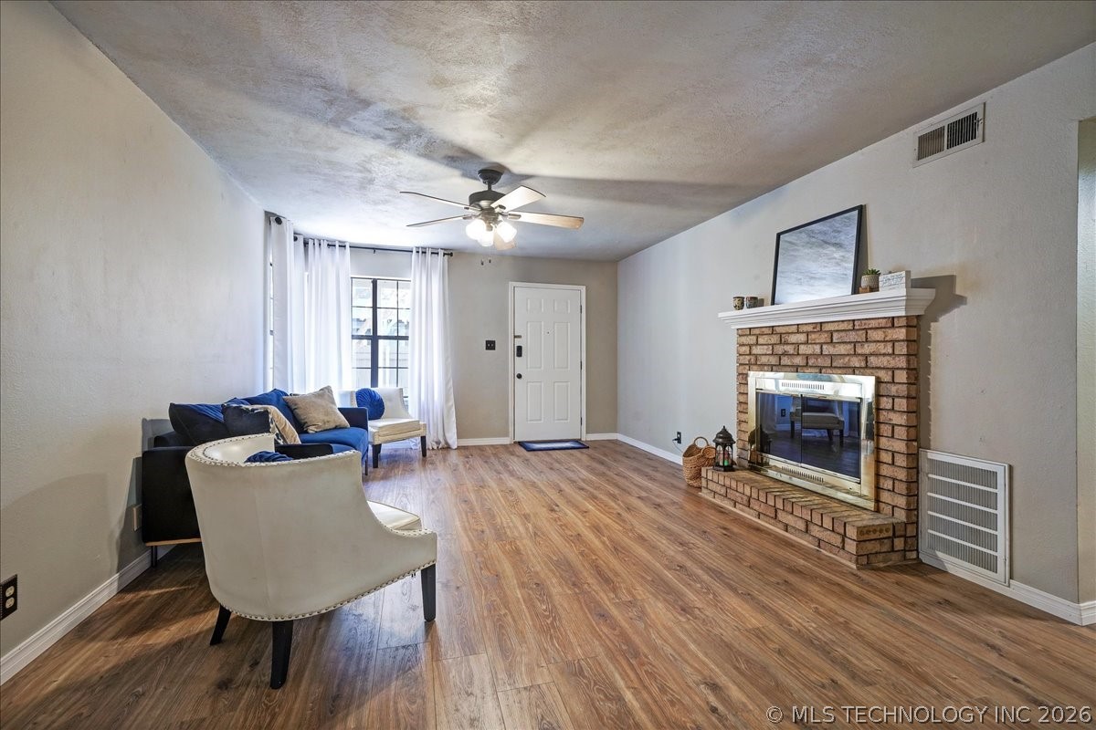 2834 E 90th Street 1802 Property Photo 4