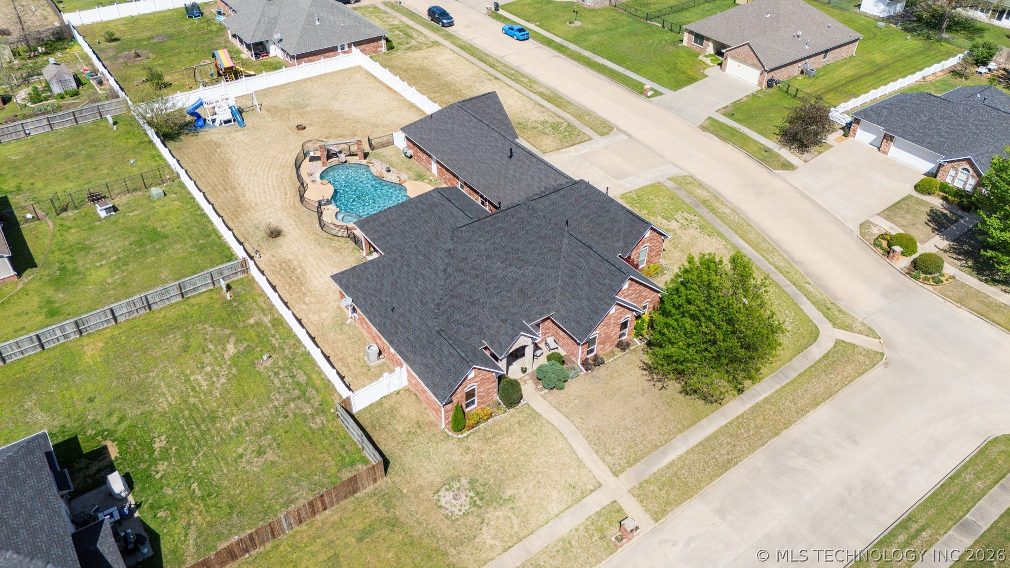 1215 Lyndsey Lane Property Photo 4