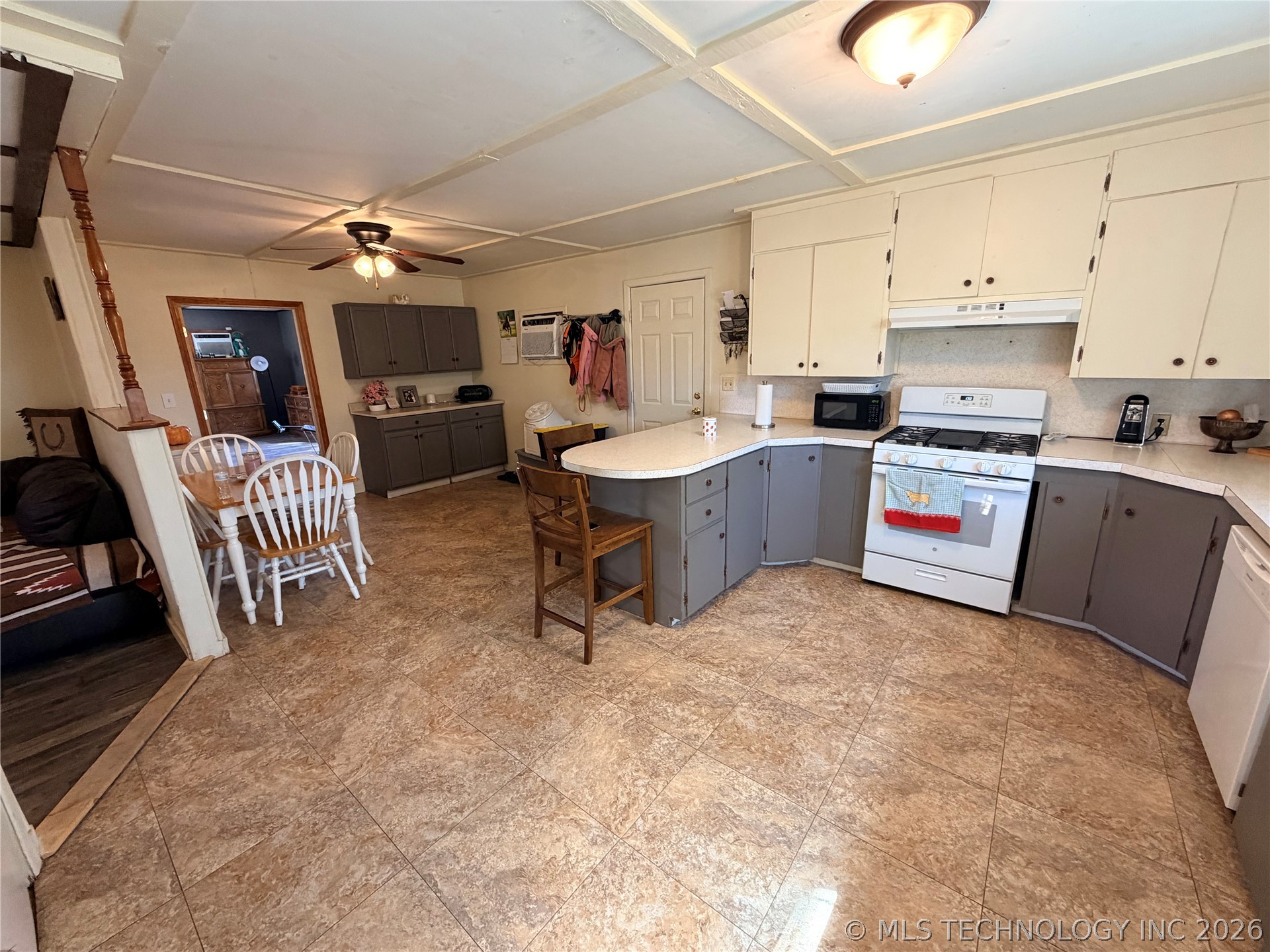 402 Robertson Highway Property Photo 6