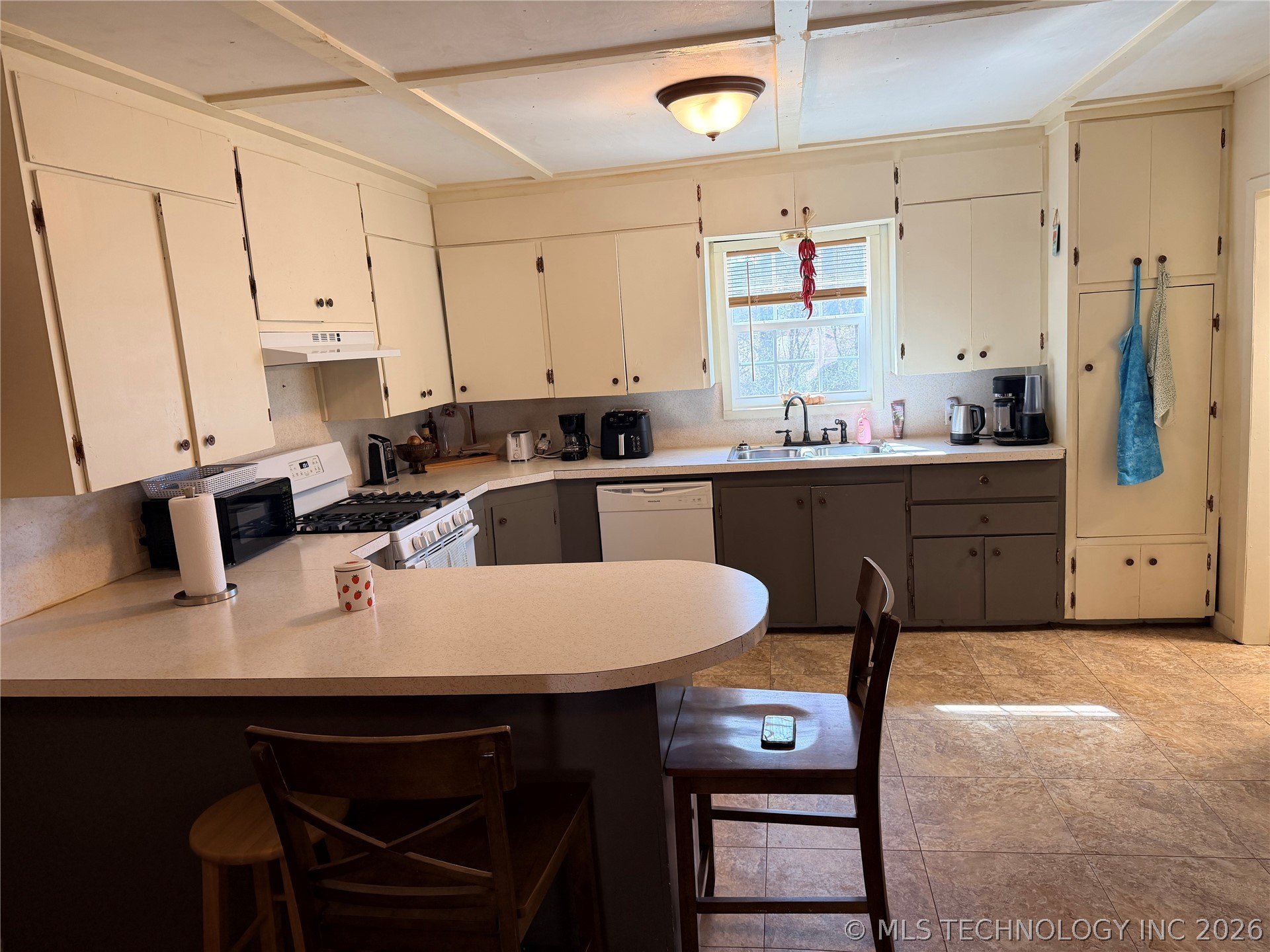 402 Robertson Highway Property Photo 7