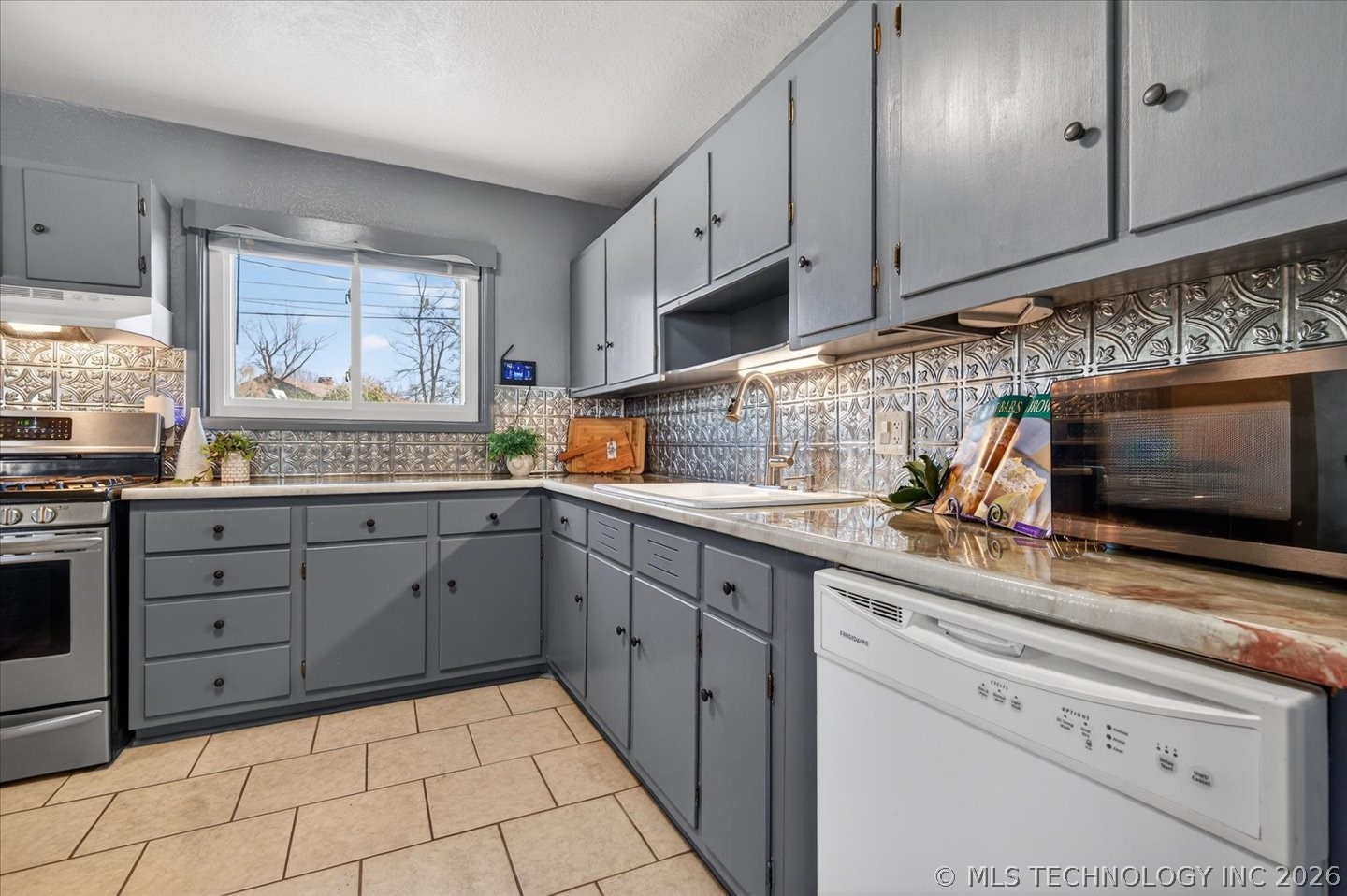 320 Se Greystone Avenue Property Photo 8