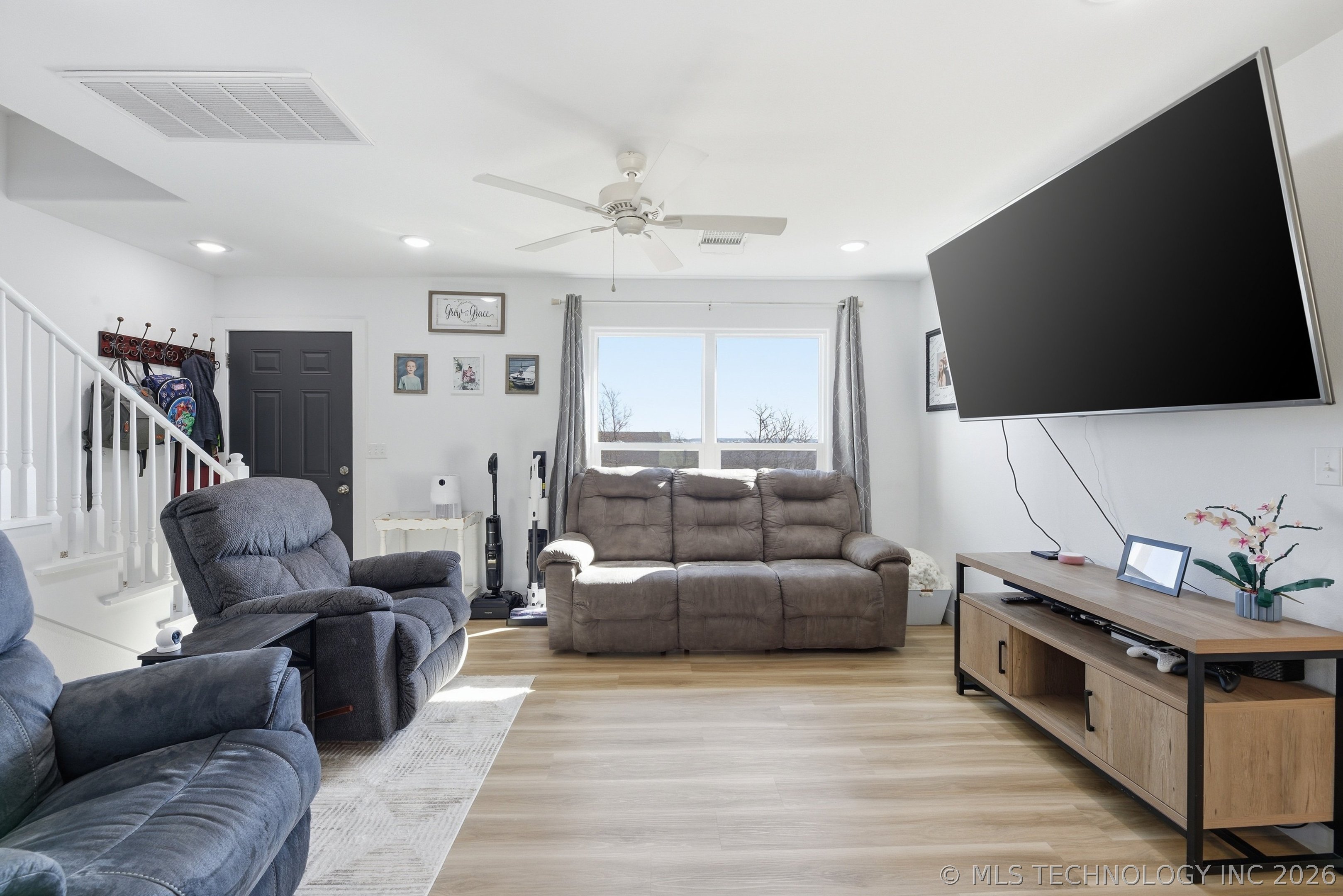 406 Oak Hill Circle Property Photo 4